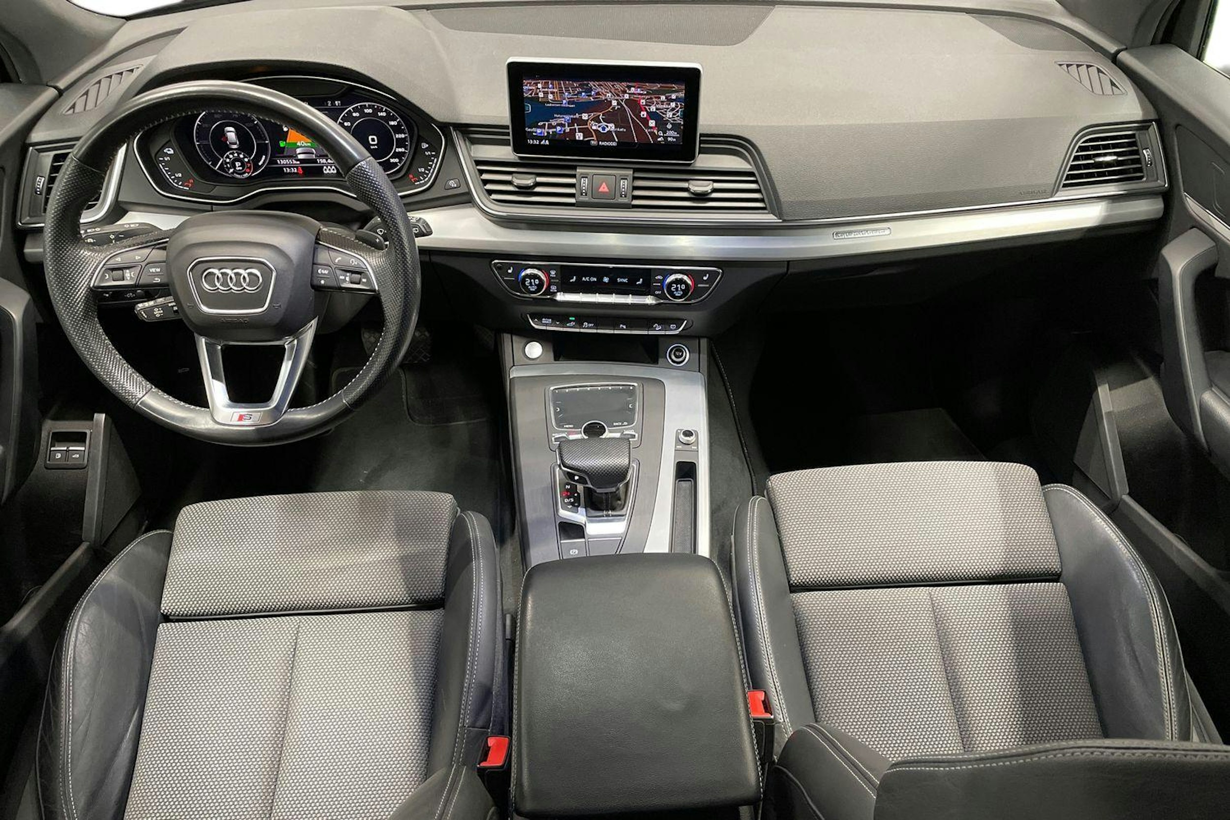 Musta Audi Q5 2019 kuva 9.