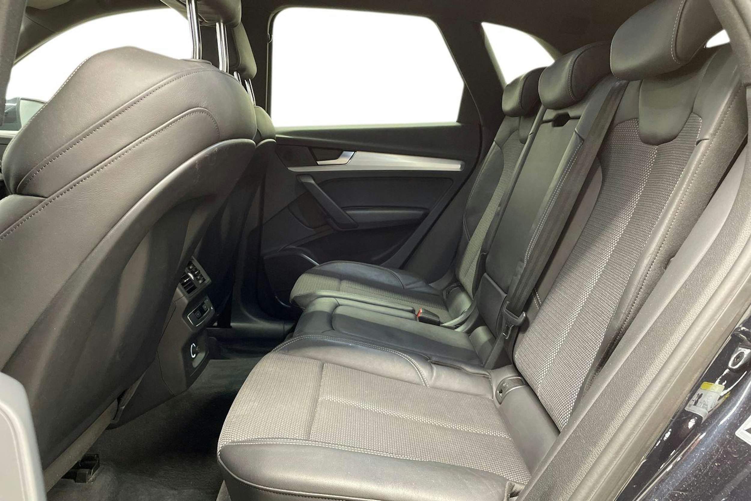 Musta Audi Q5 2019 kuva 10.