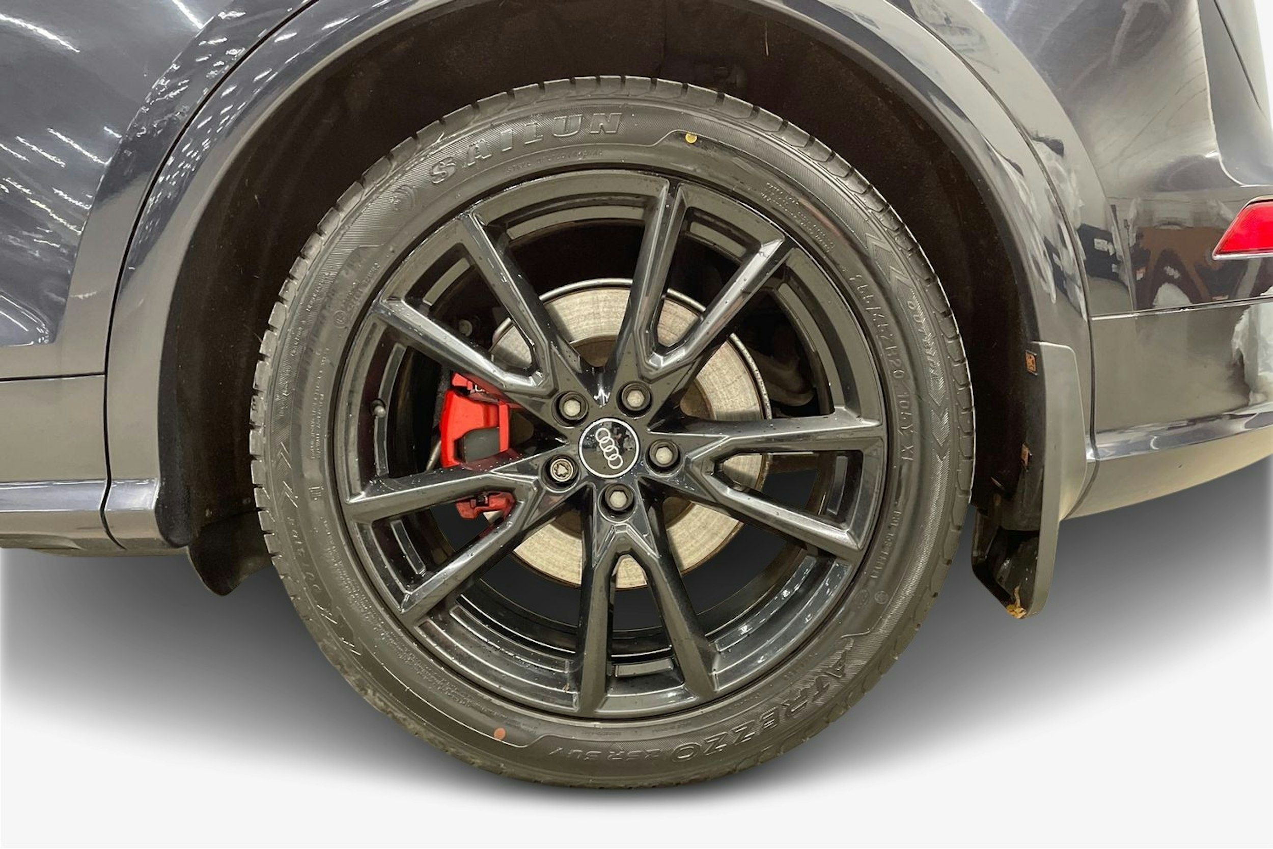 Musta Audi Q5 2019 kuva 11.