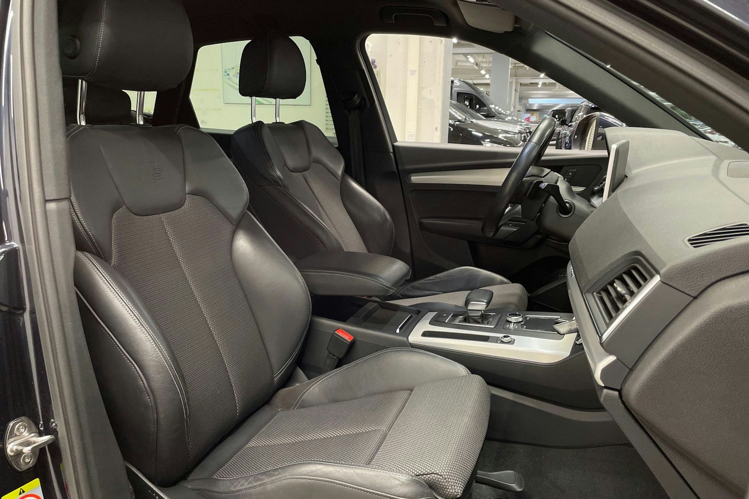 Musta Audi Q5 2019 kuva 26.