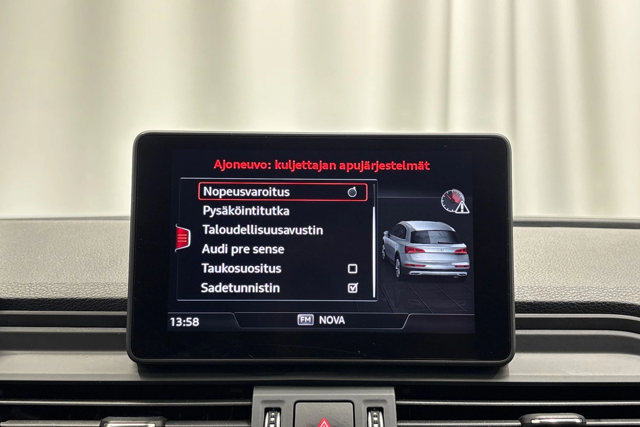 valkoinen Audi Q5 2019 kuva 19.