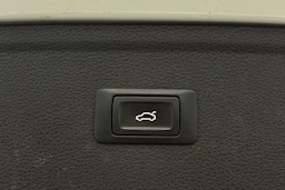 valkoinen Audi Q5 2019 kuva 23.