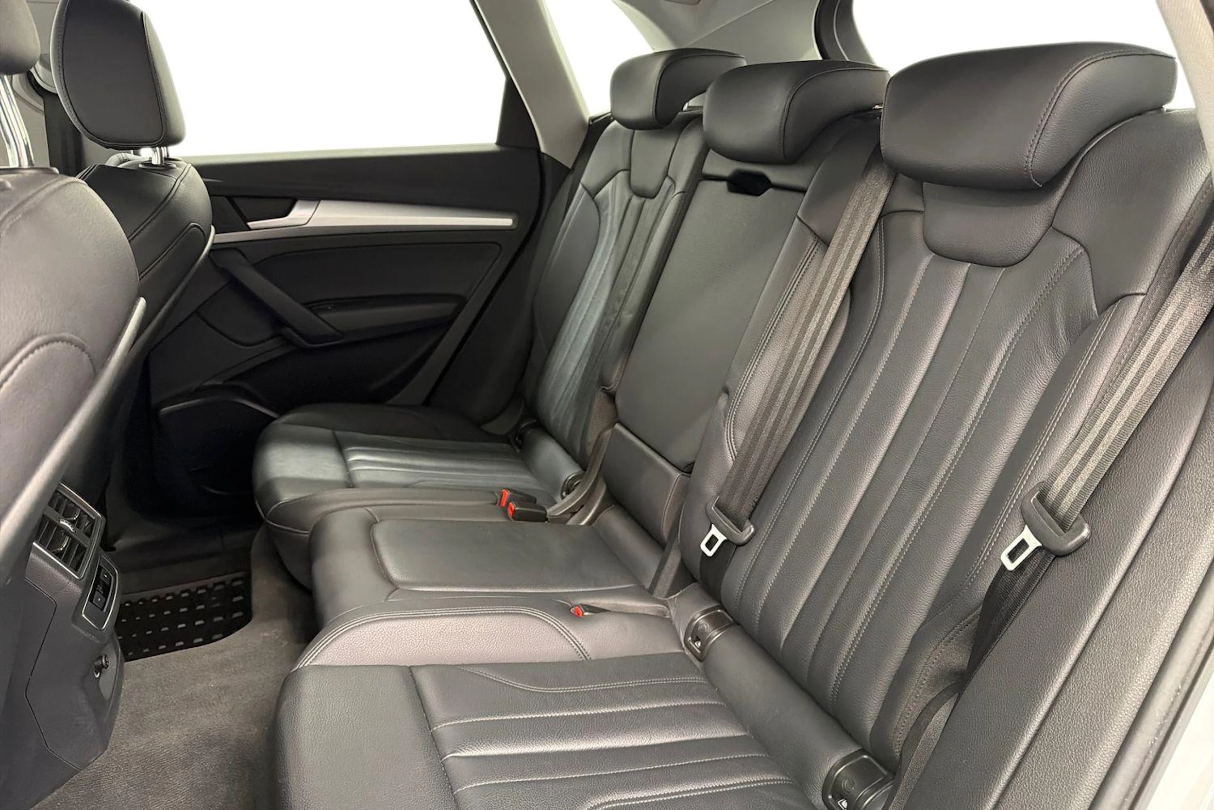 valkoinen Audi Q5 2019 kuva 8.