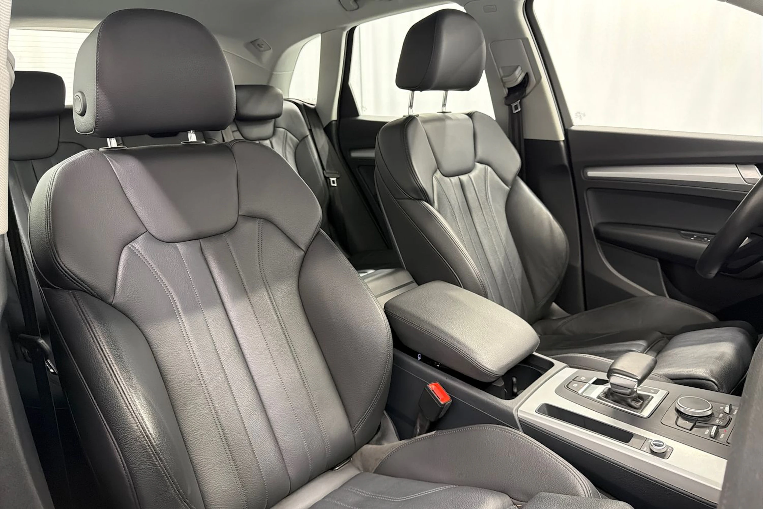 valkoinen Audi Q5 2019 kuva 11.