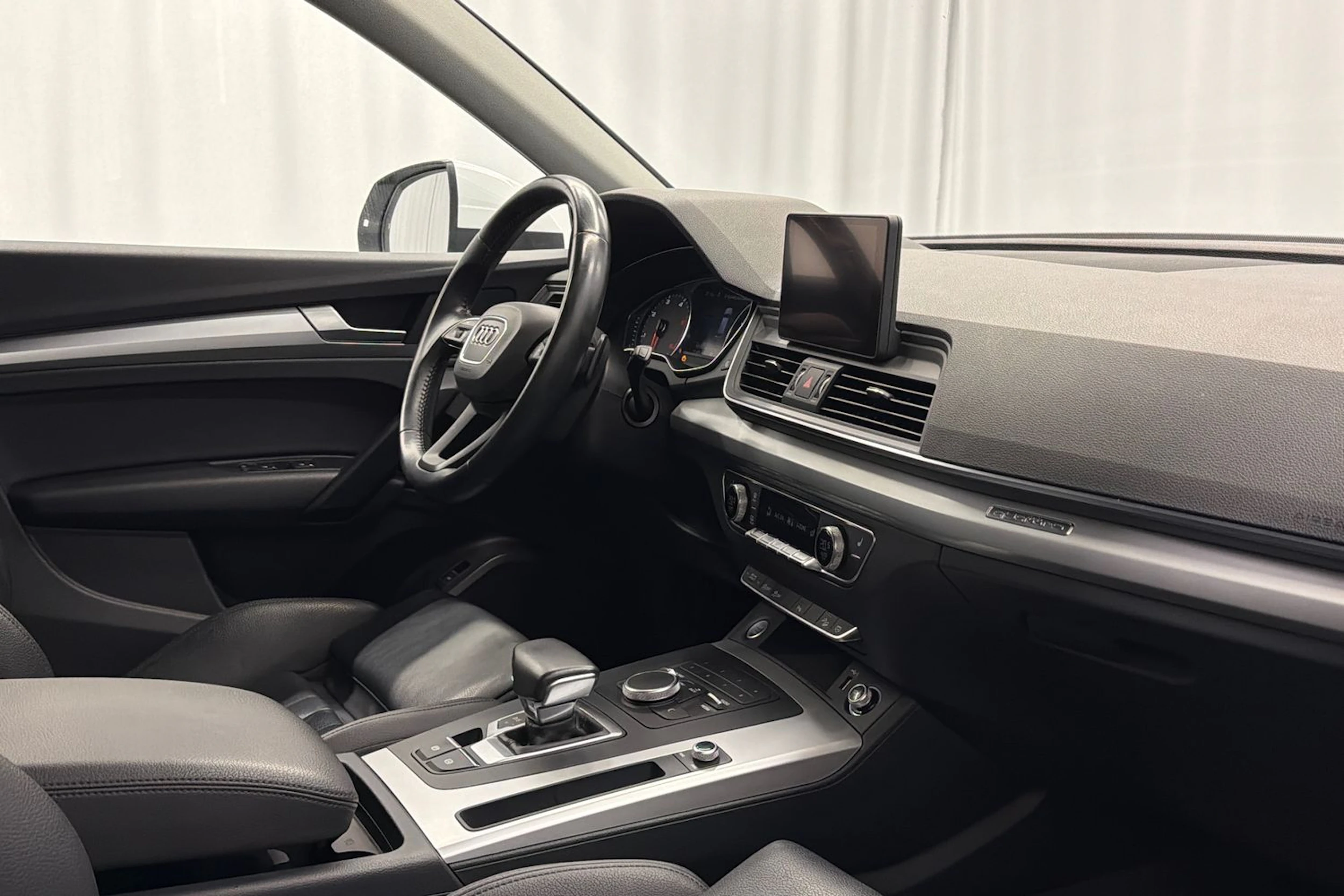 valkoinen Audi Q5 2019 kuva 12.