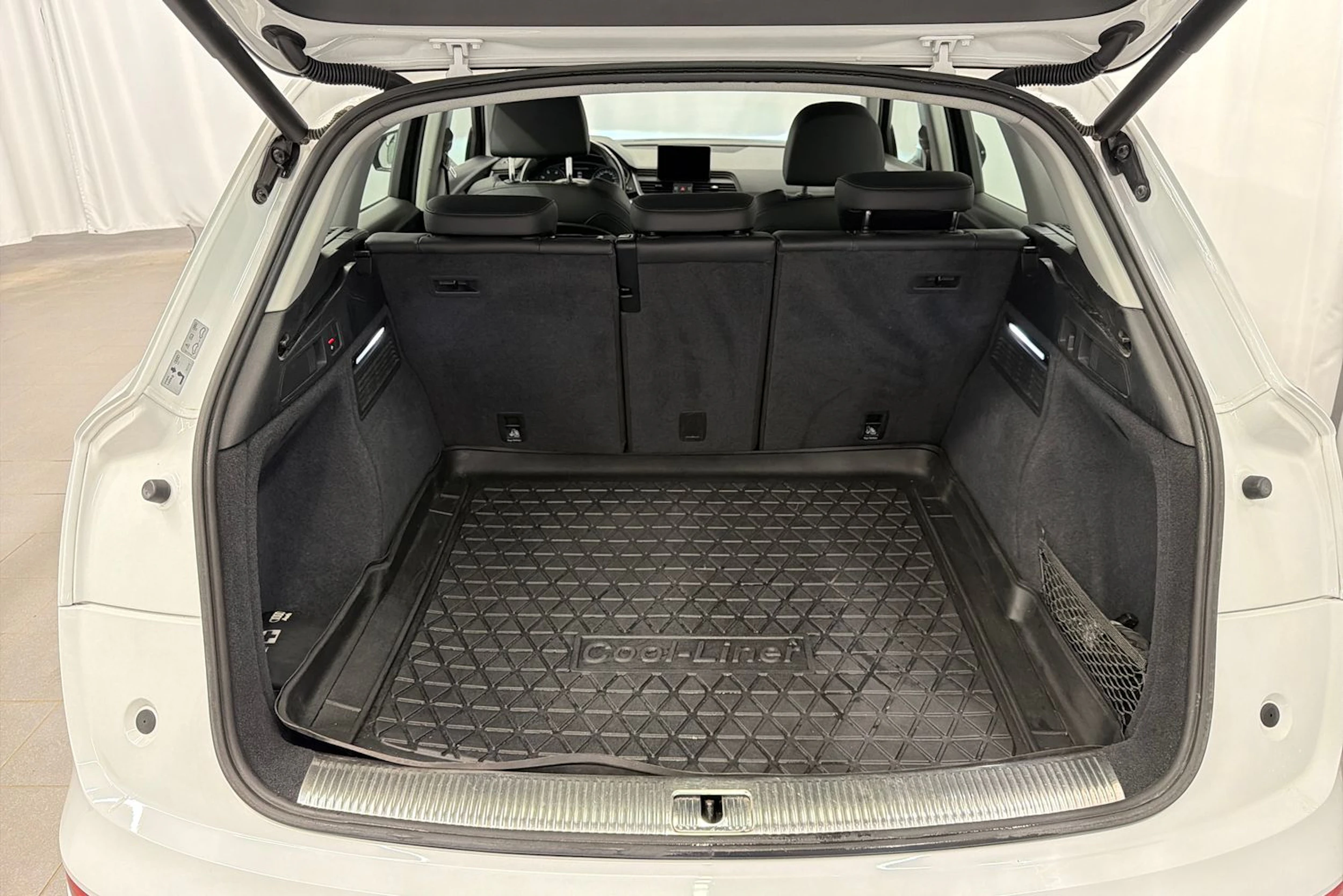 valkoinen Audi Q5 2019 kuva 13.