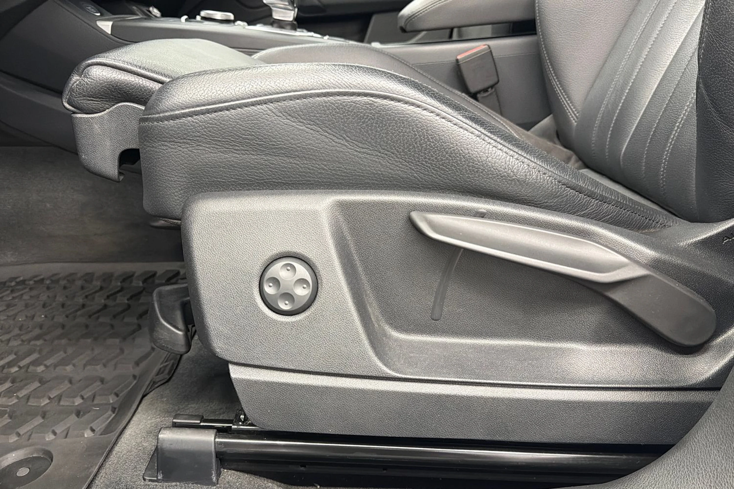 valkoinen Audi Q5 2019 kuva 28.
