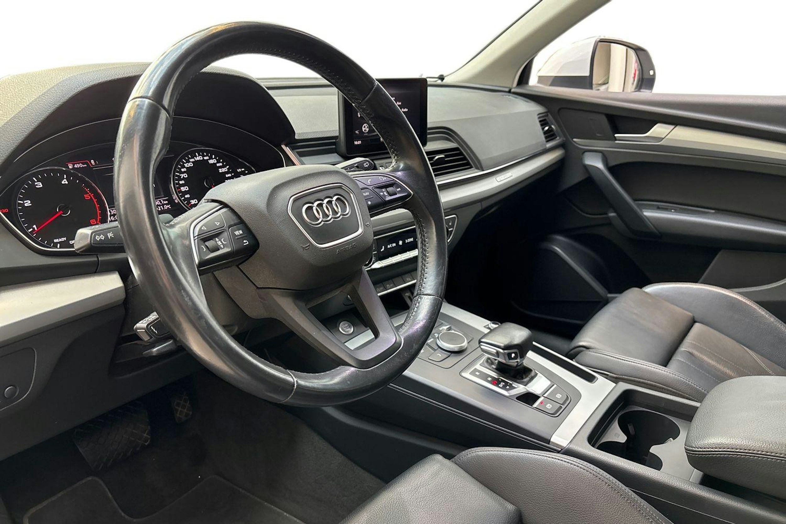 valkoinen Audi Q5 2019 kuva 6.
