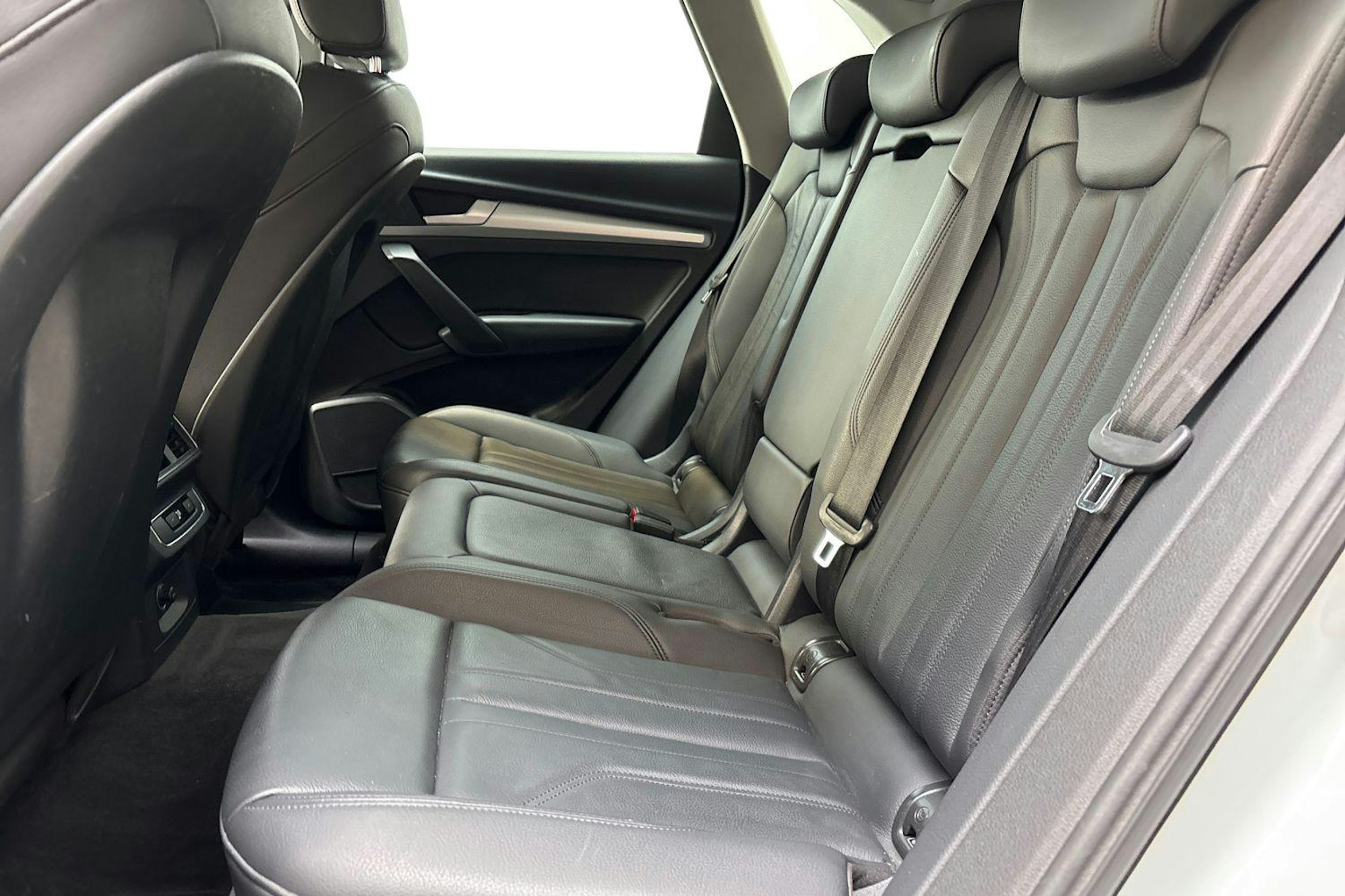 valkoinen Audi Q5 2019 kuva 8.