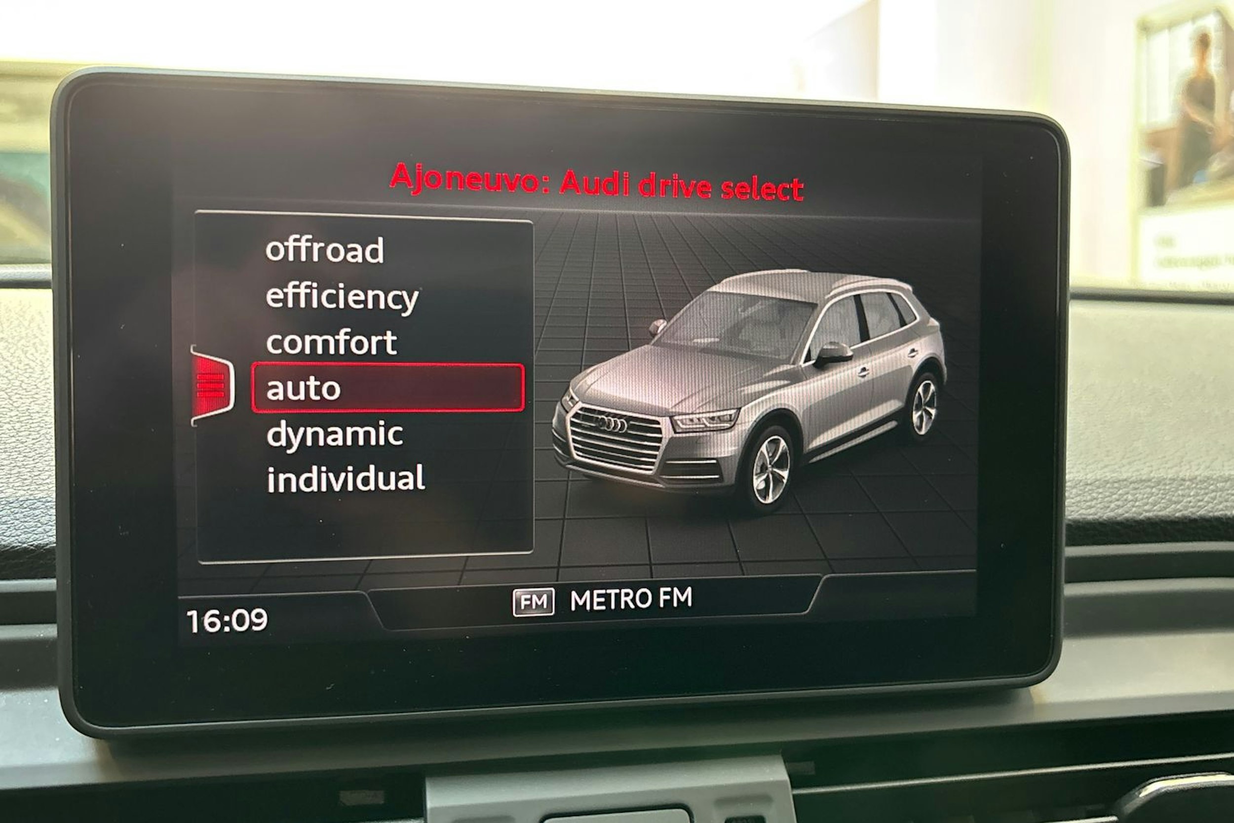 valkoinen Audi Q5 2019 kuva 25.