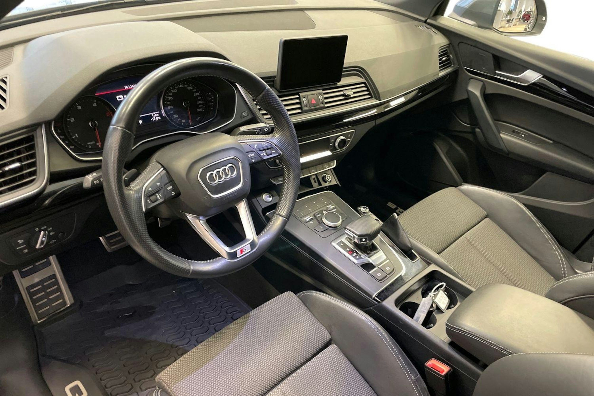 met. harmaa Audi Q5 2019 kuva 7.