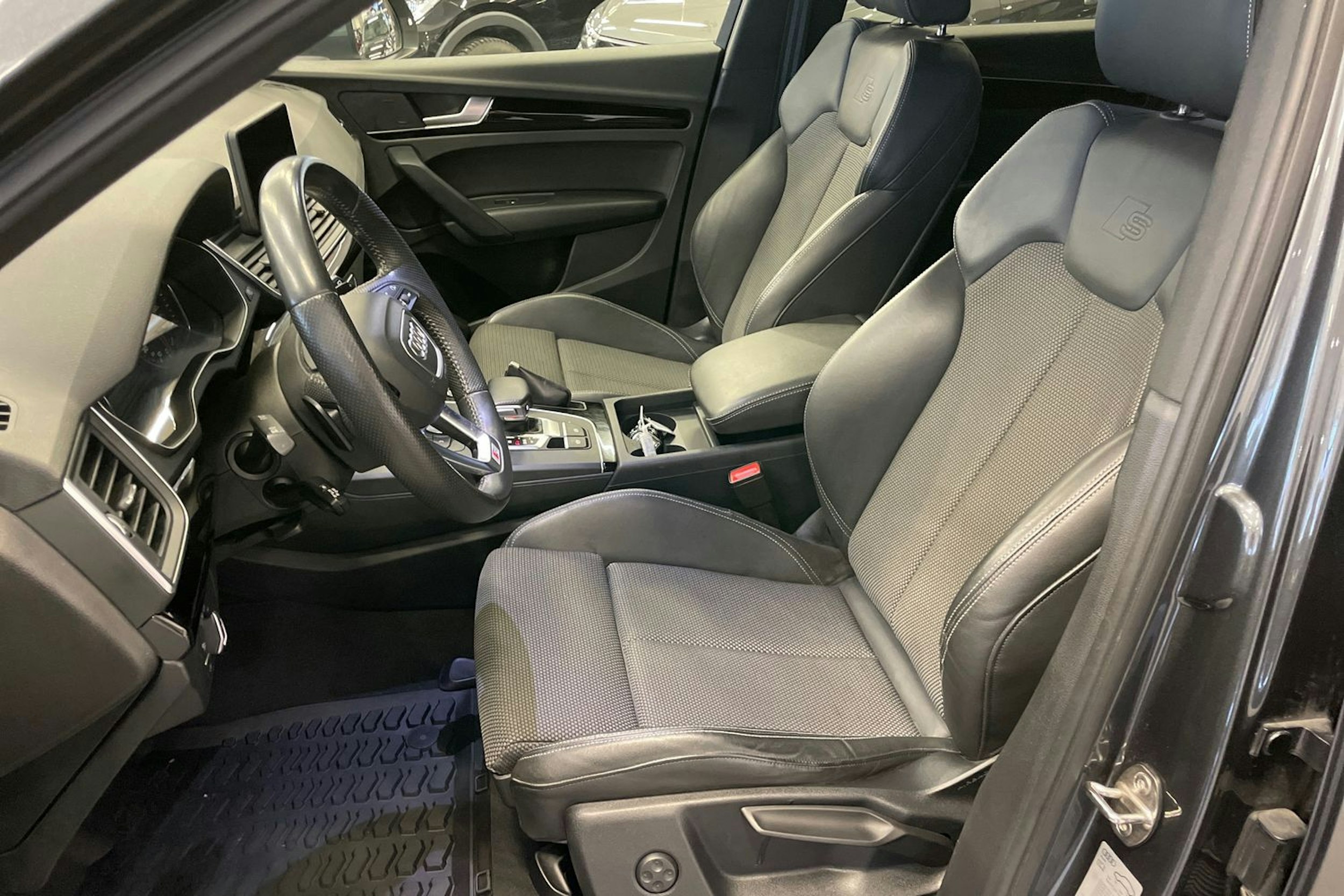 met. harmaa Audi Q5 2019 kuva 18.