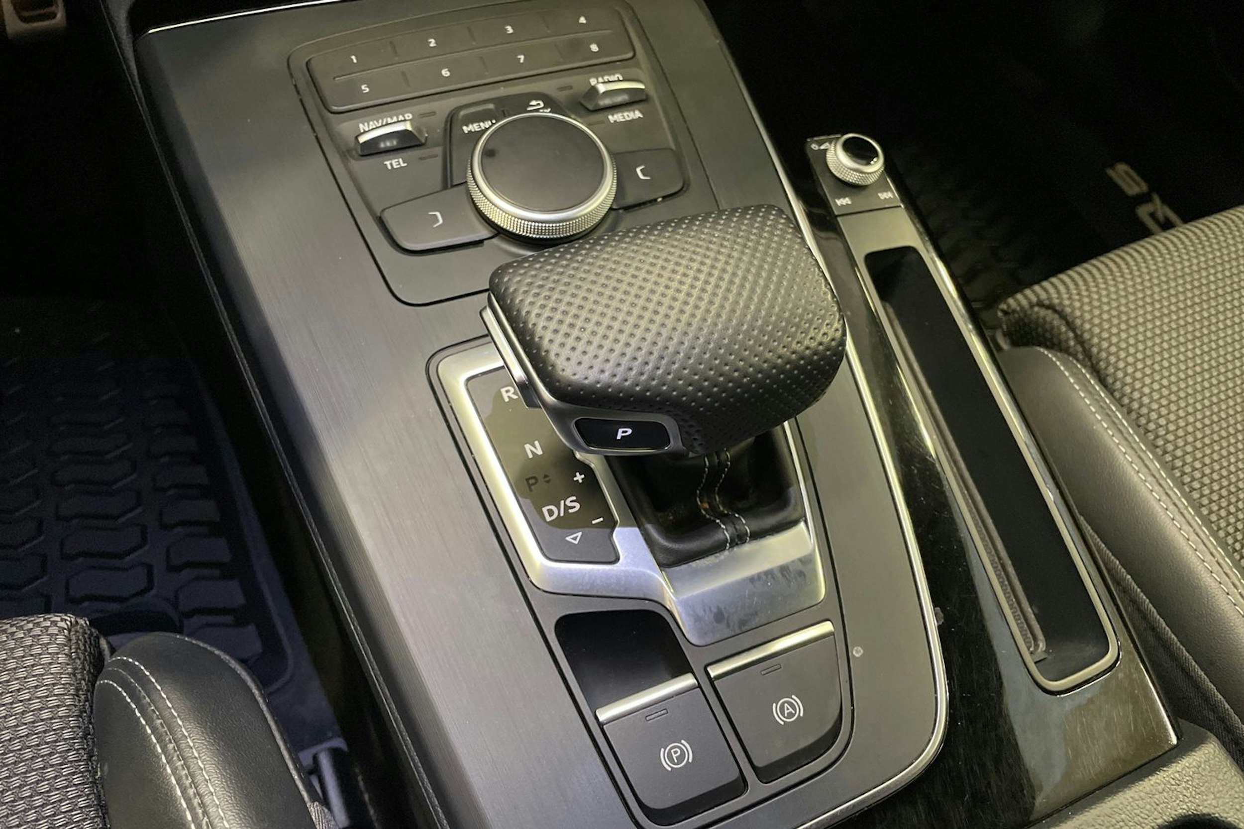 met. harmaa Audi Q5 2019 kuva 19.