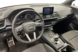 punainen Audi Q5 2019 kuva 8.