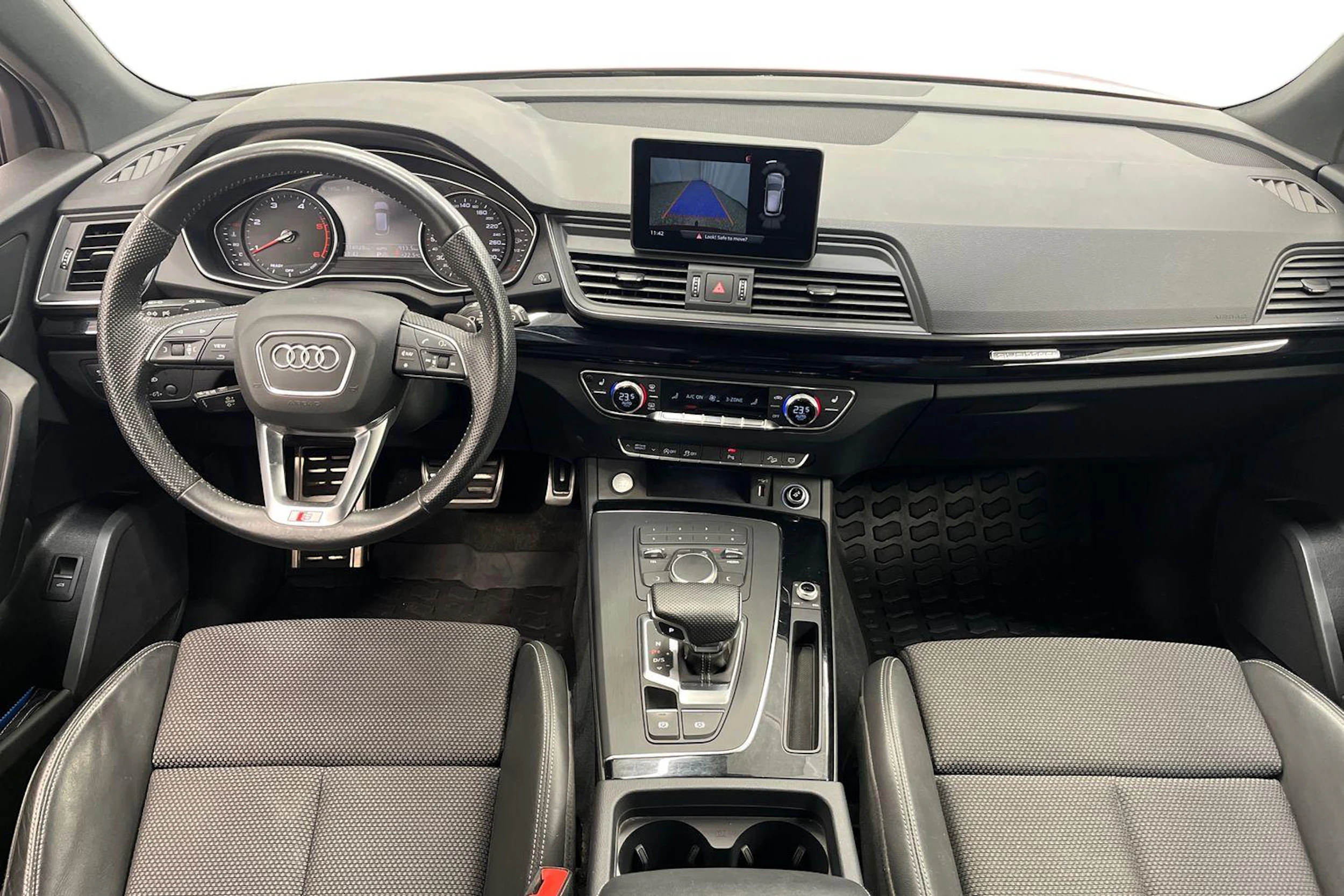 punainen Audi Q5 2019 kuva 9.