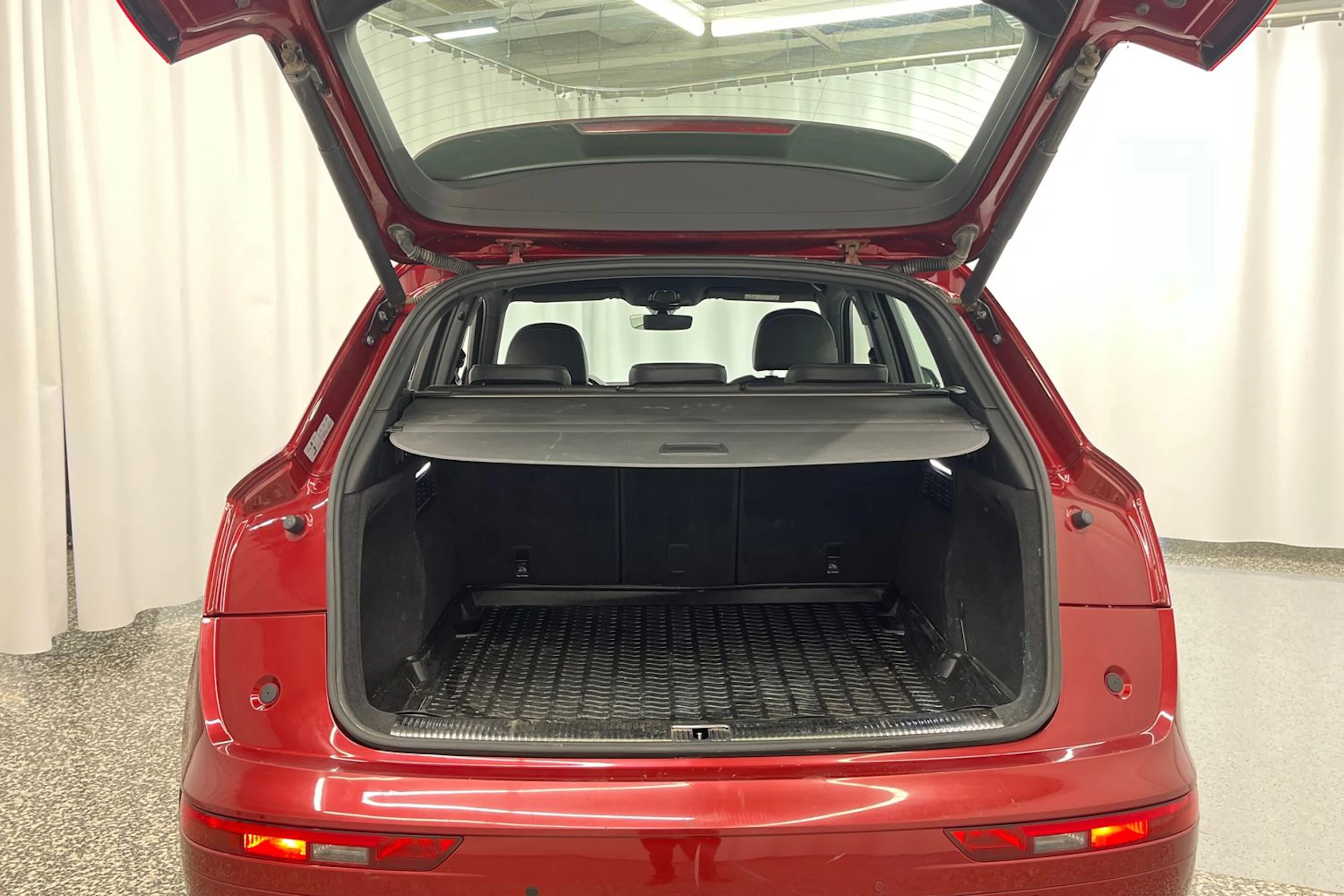punainen Audi Q5 2019 kuva 15.