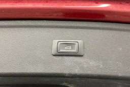 punainen Audi Q5 2019 kuva 16.