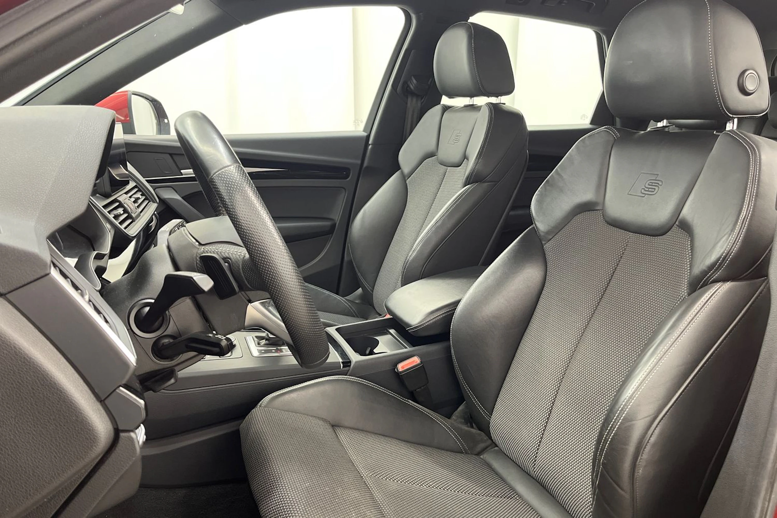 punainen Audi Q5 2019 kuva 18.