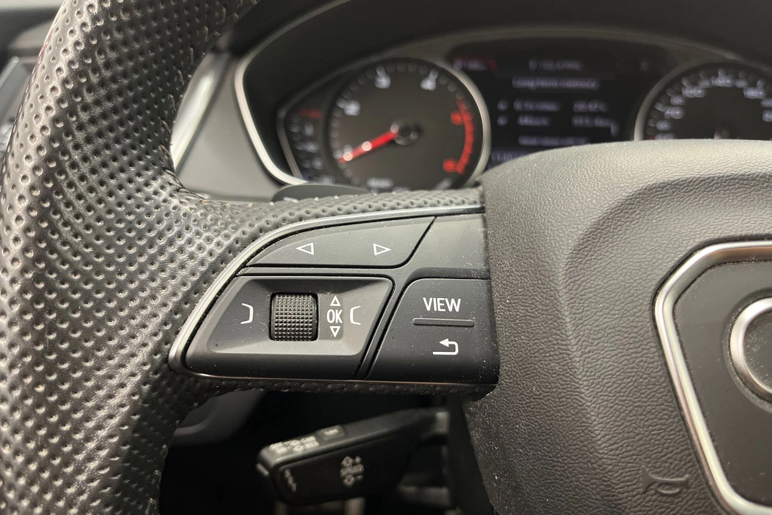 punainen Audi Q5 2019 kuva 20.