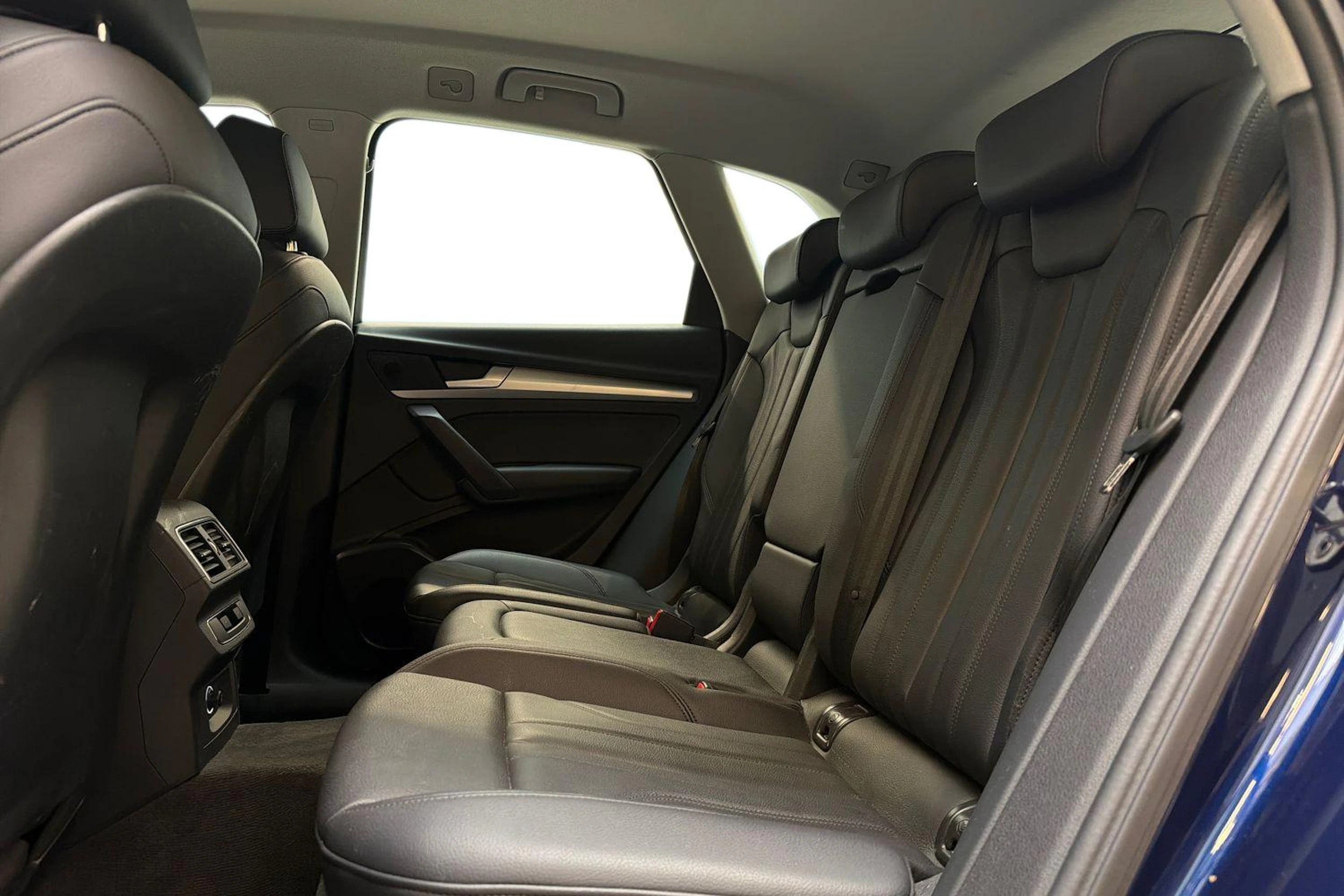 sininen Audi Q5 2019 kuva 8.