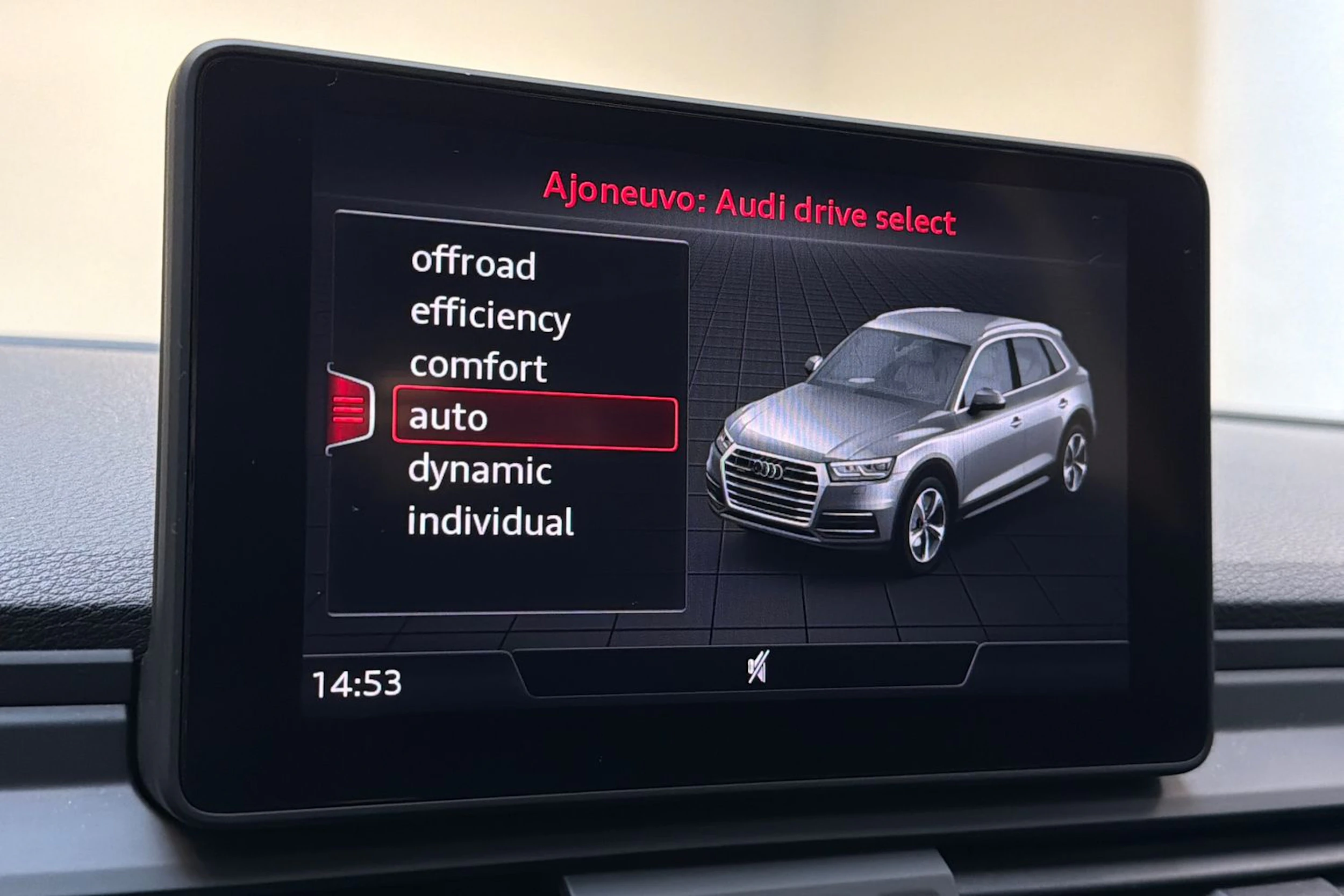 sininen Audi Q5 2019 kuva 16.