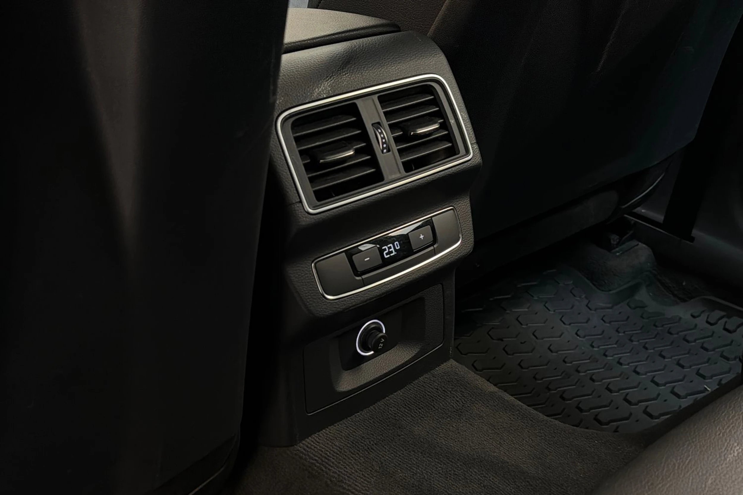 sininen Audi Q5 2019 kuva 24.