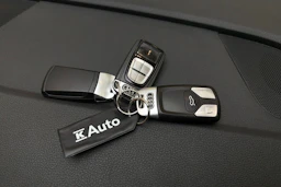sininen Audi Q5 2019 kuva 28.