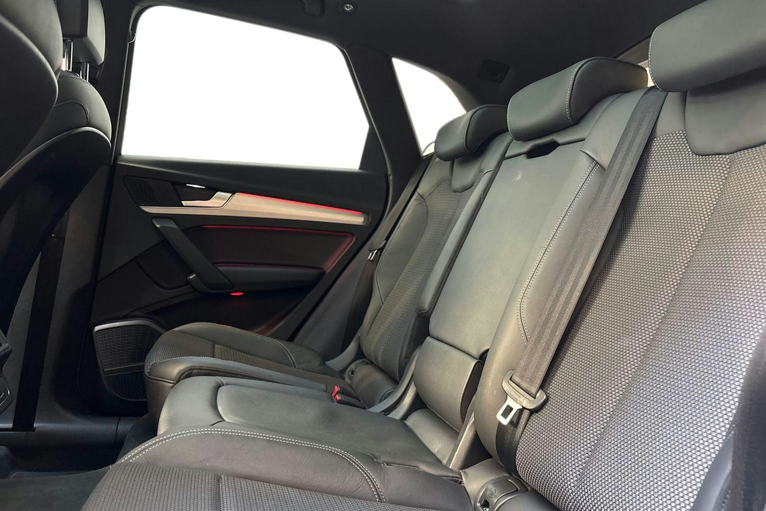 valkoinen Audi Q5 2019 kuva 10.