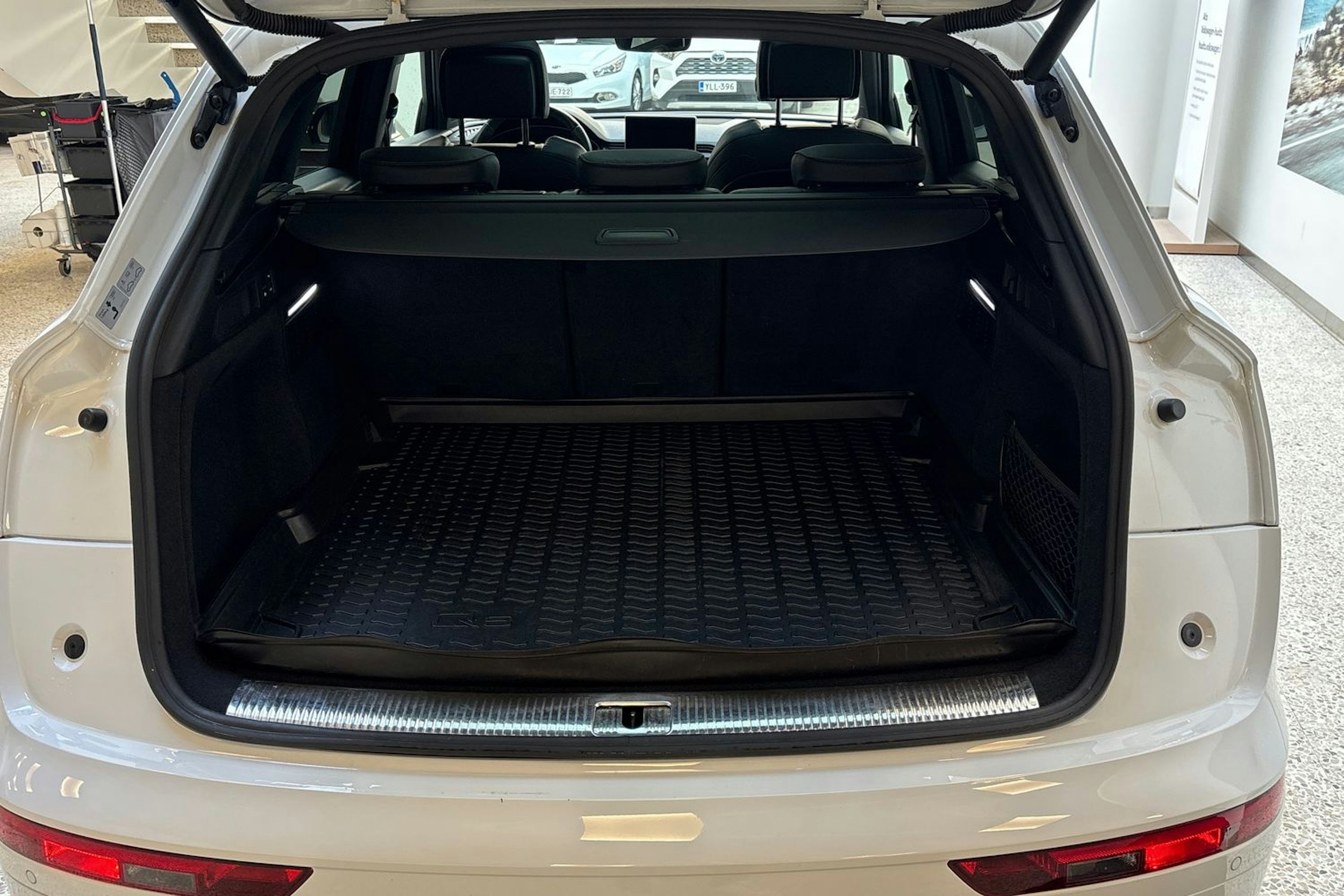 valkoinen Audi Q5 2019 kuva 14.