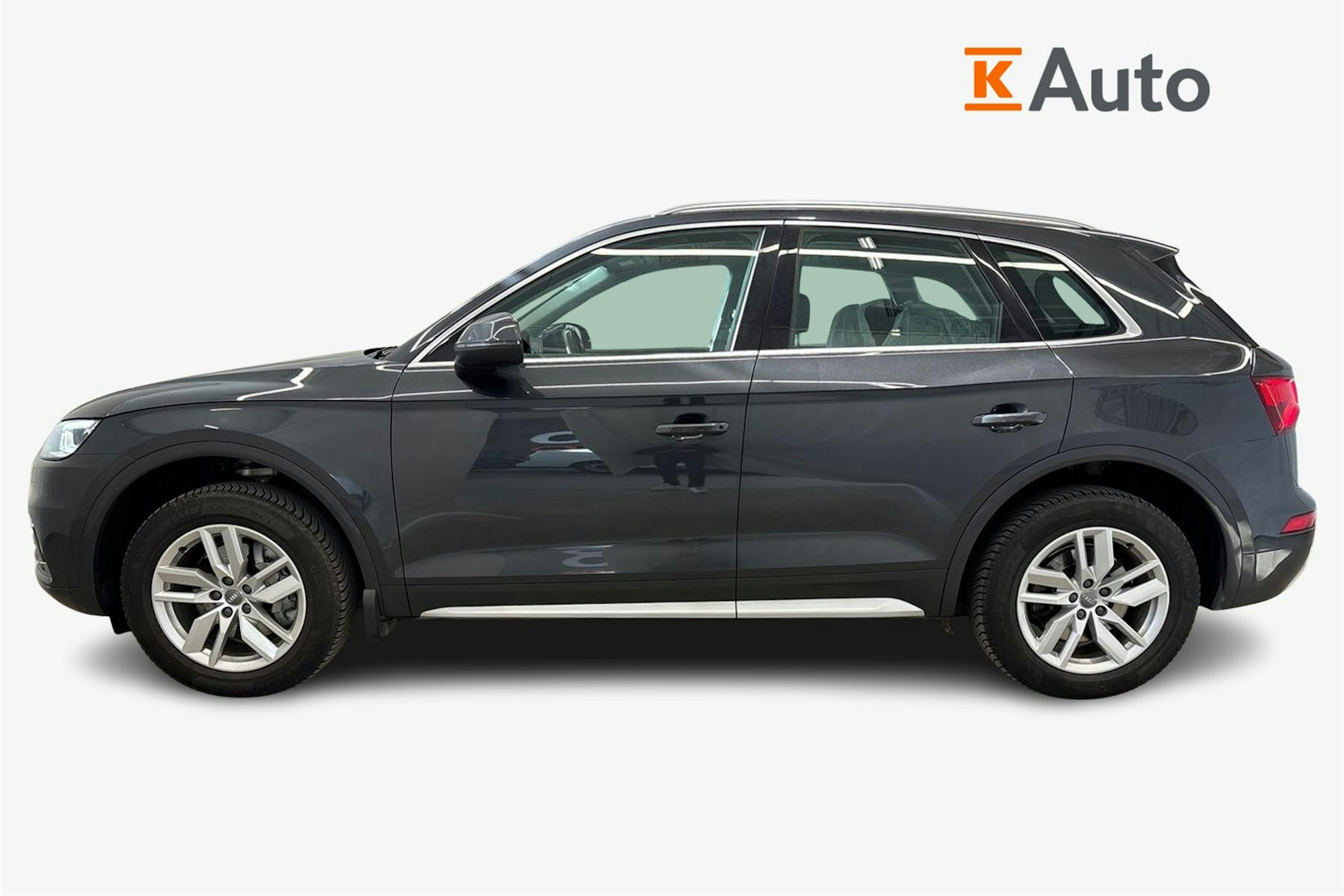 harmaa Audi Q5 2020 kuva 6.