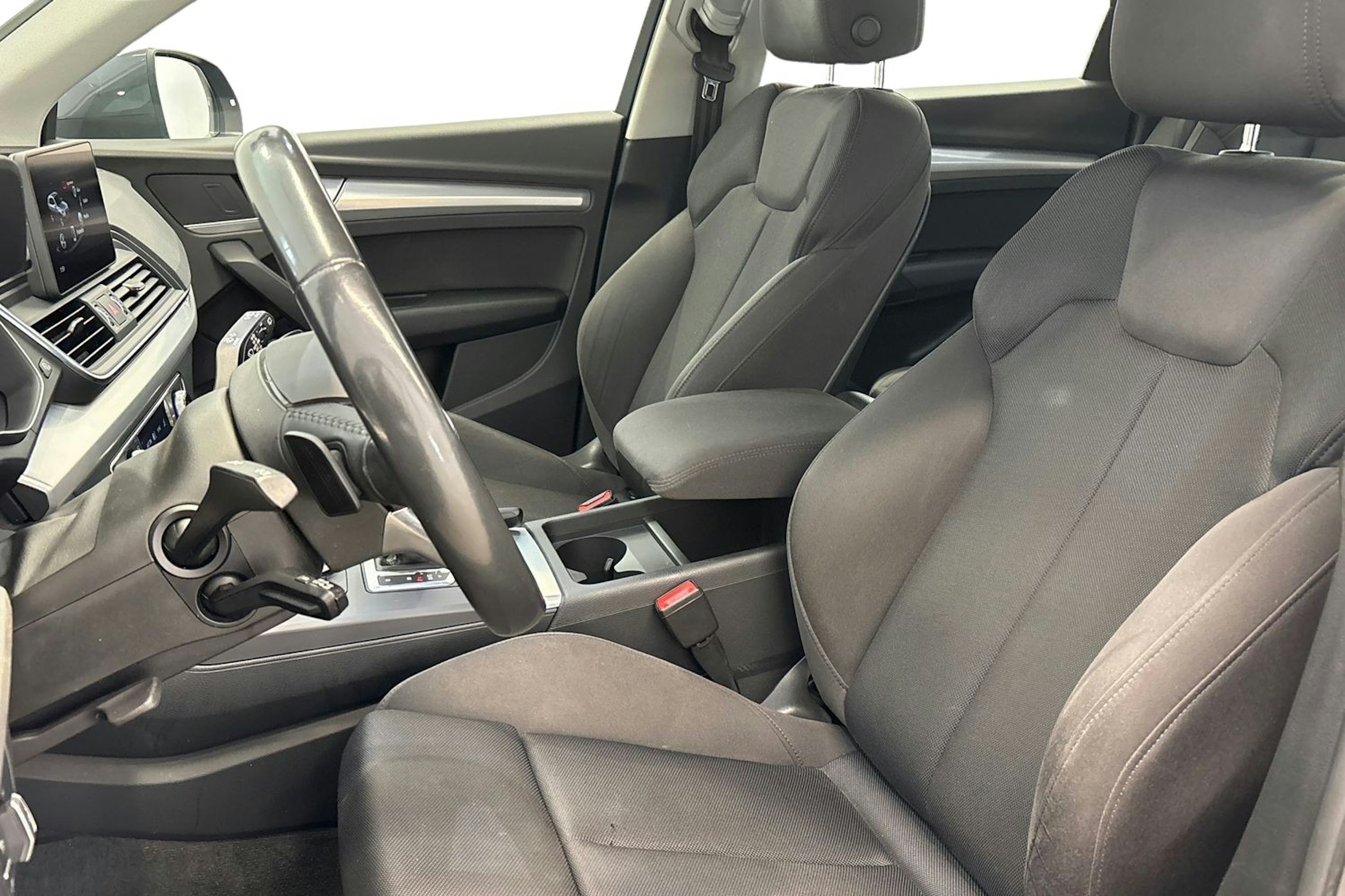 harmaa Audi Q5 2020 kuva 9.