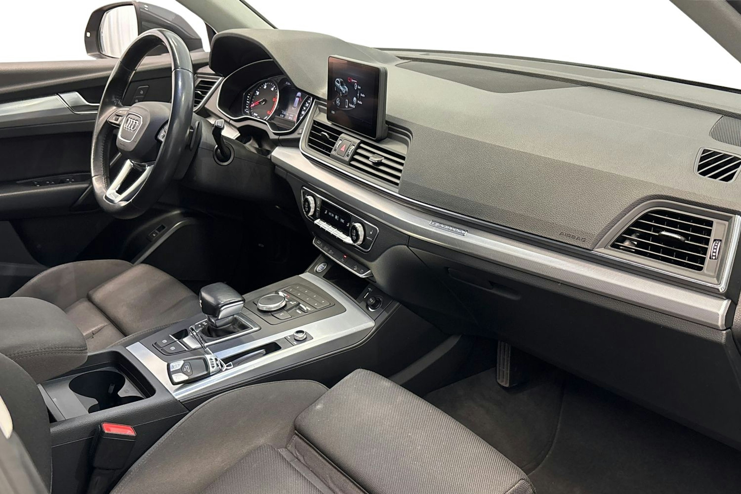 harmaa Audi Q5 2020 kuva 10.