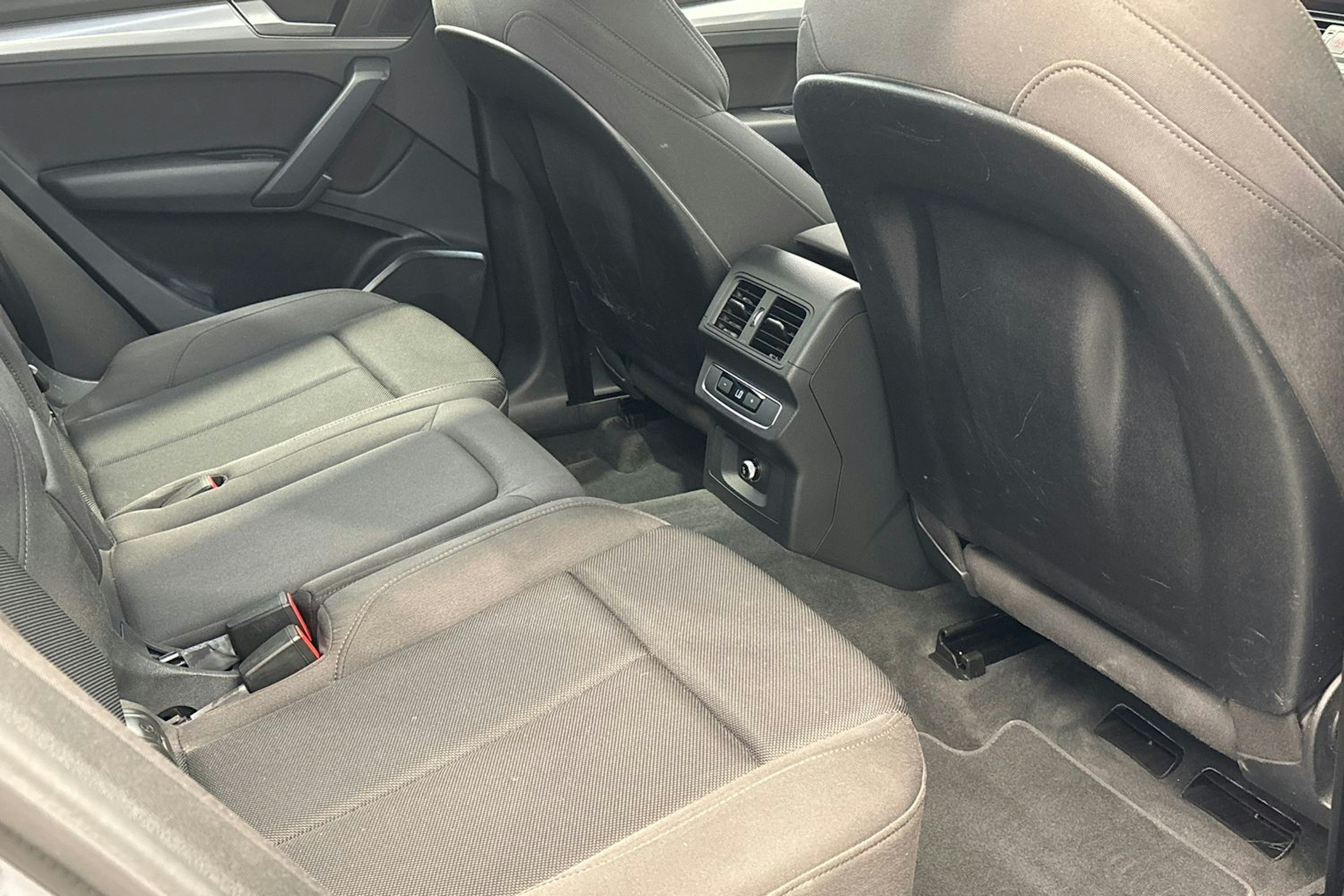harmaa Audi Q5 2020 kuva 11.