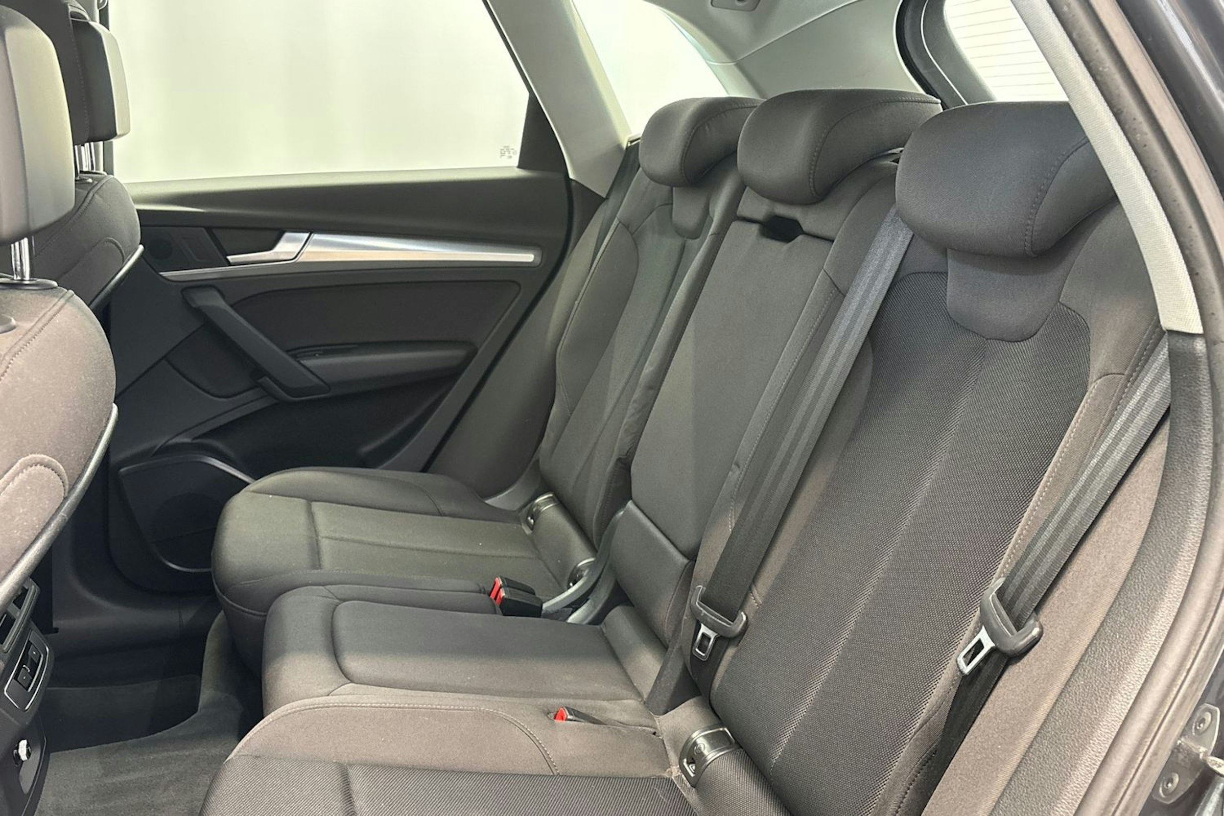 harmaa Audi Q5 2020 kuva 13.