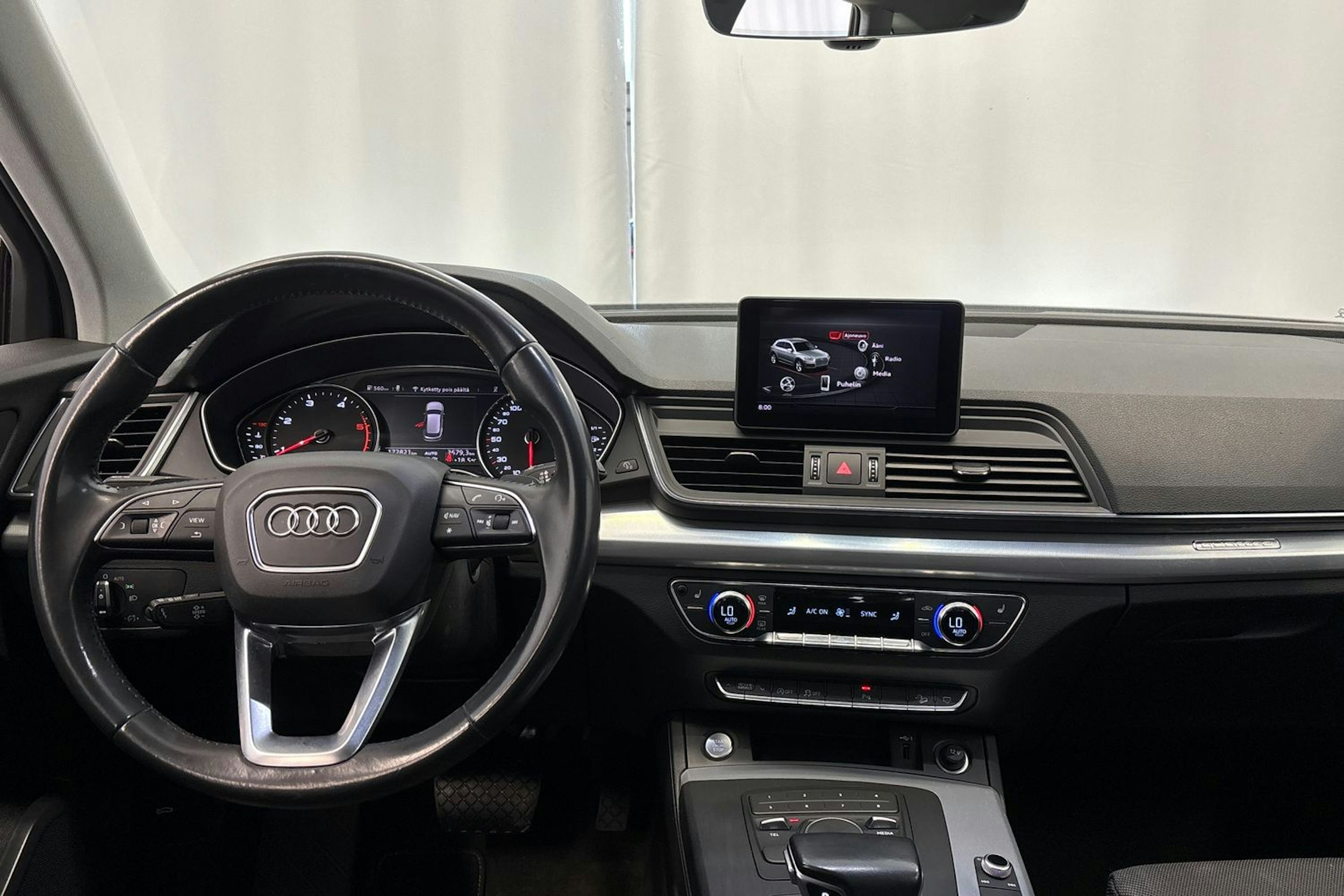 harmaa Audi Q5 2020 kuva 15.