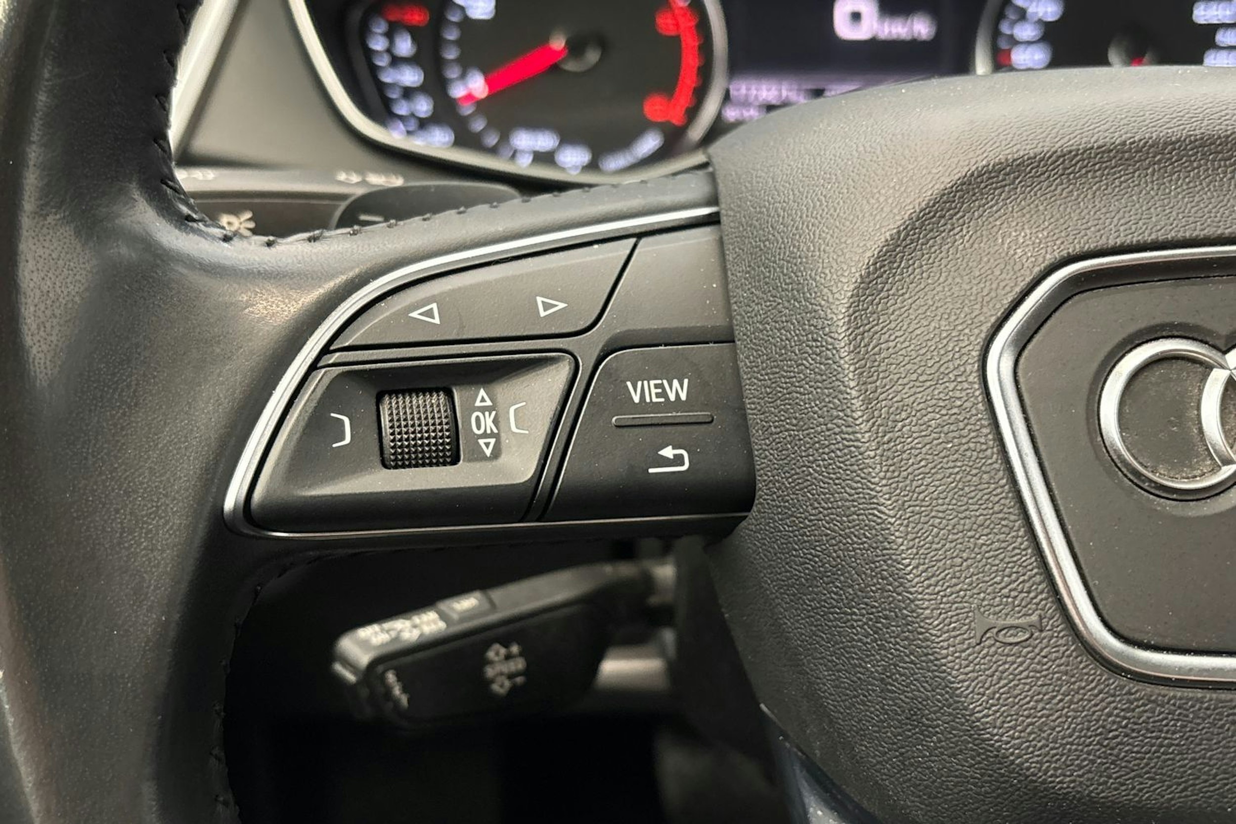 harmaa Audi Q5 2020 kuva 17.