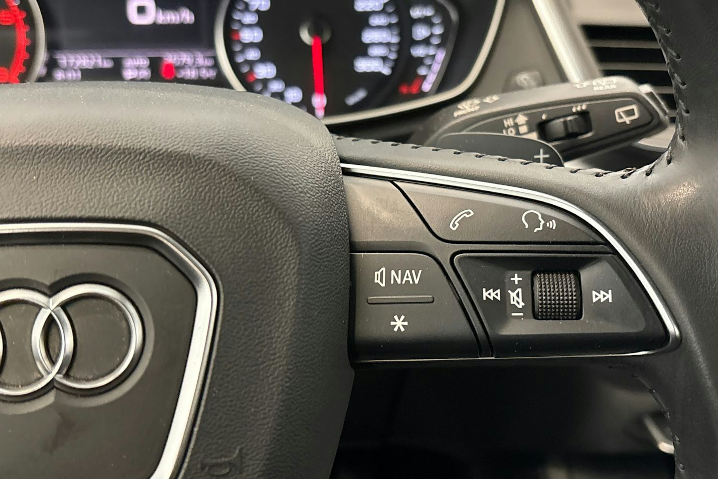 harmaa Audi Q5 2020 kuva 18.