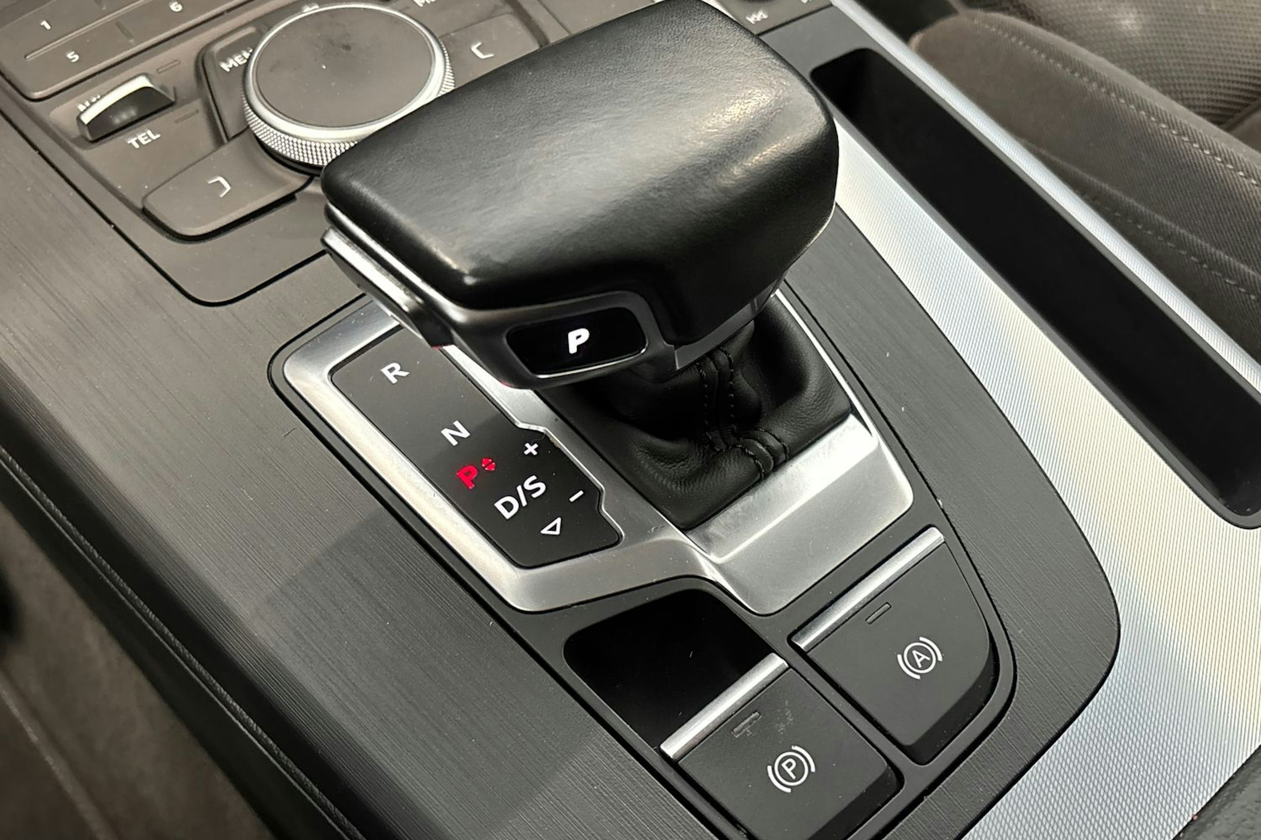 harmaa Audi Q5 2020 kuva 28.