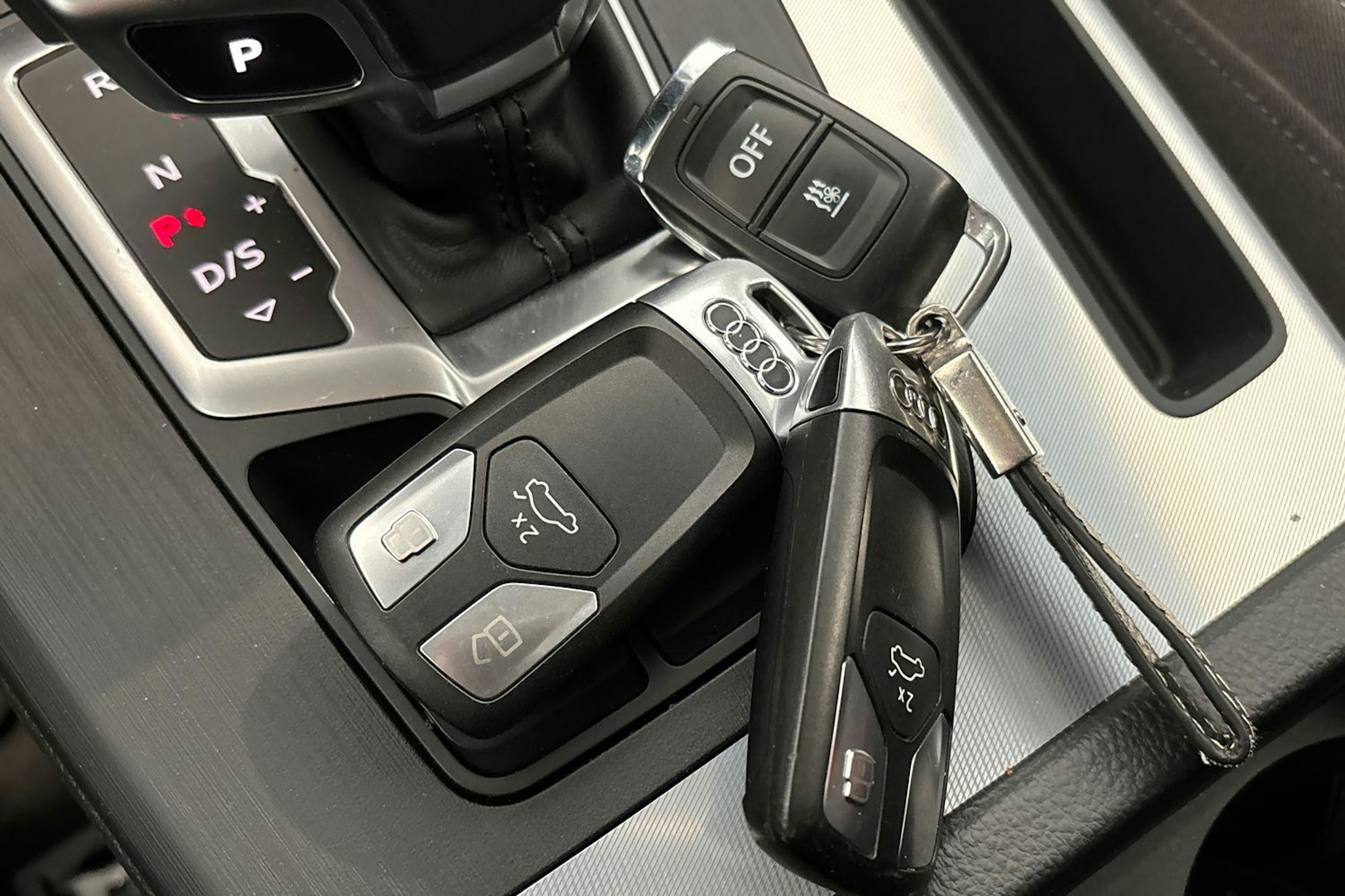 harmaa Audi Q5 2020 kuva 29.