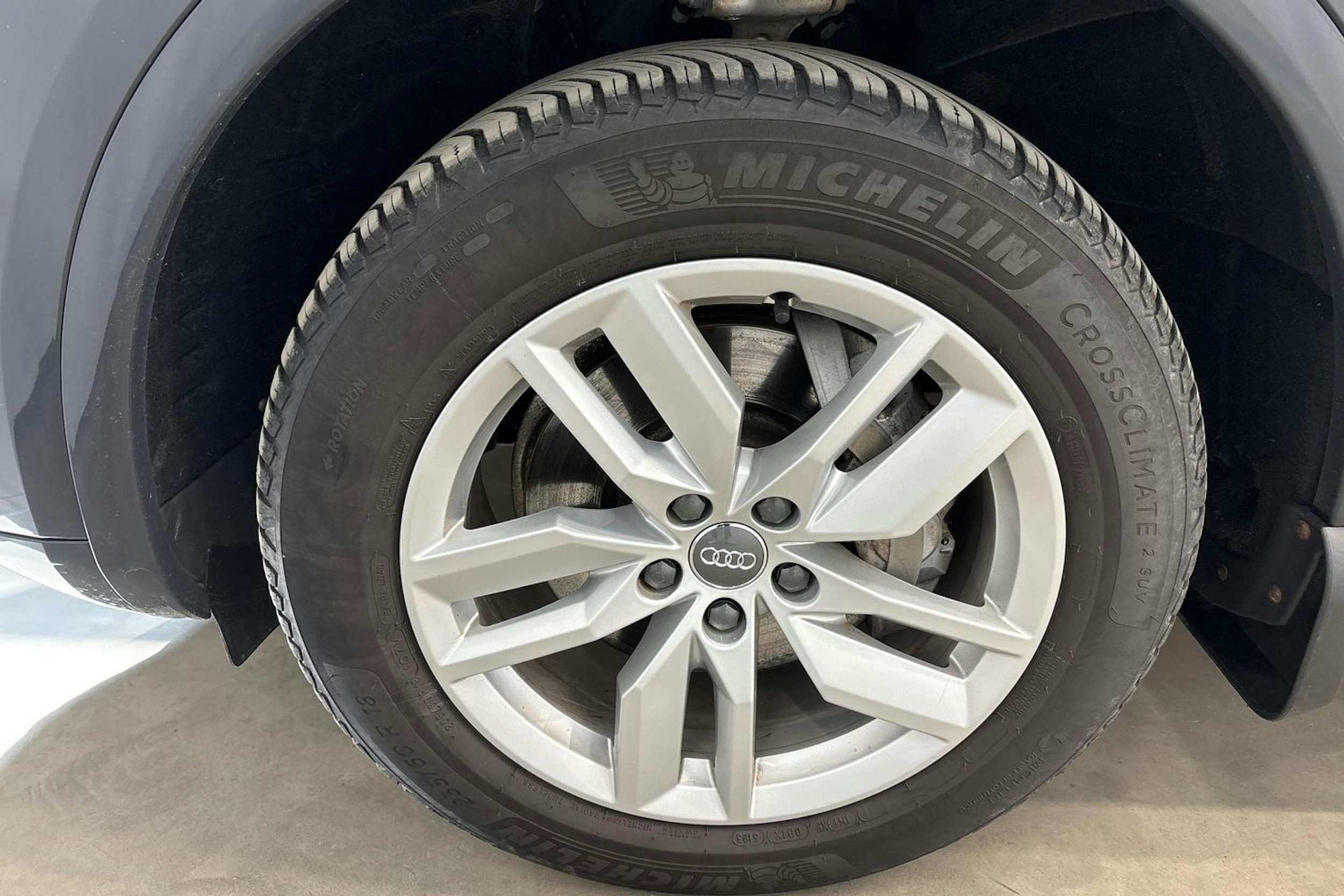 harmaa Audi Q5 2020 kuva 37.