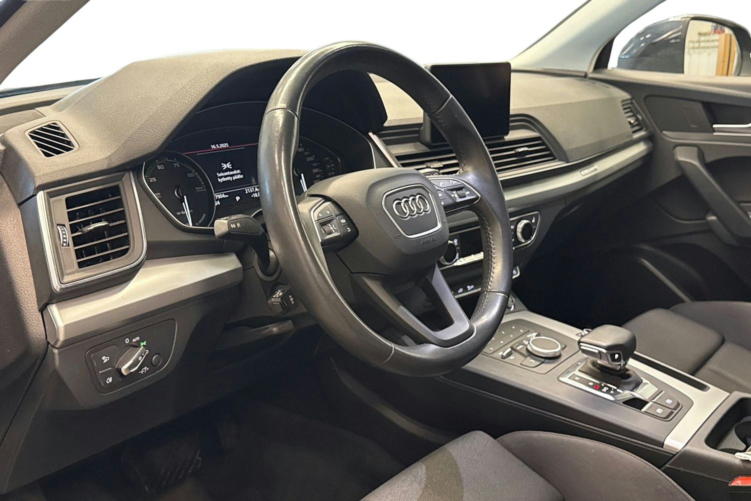 Sininen Audi Q5 2020 kuva 7.