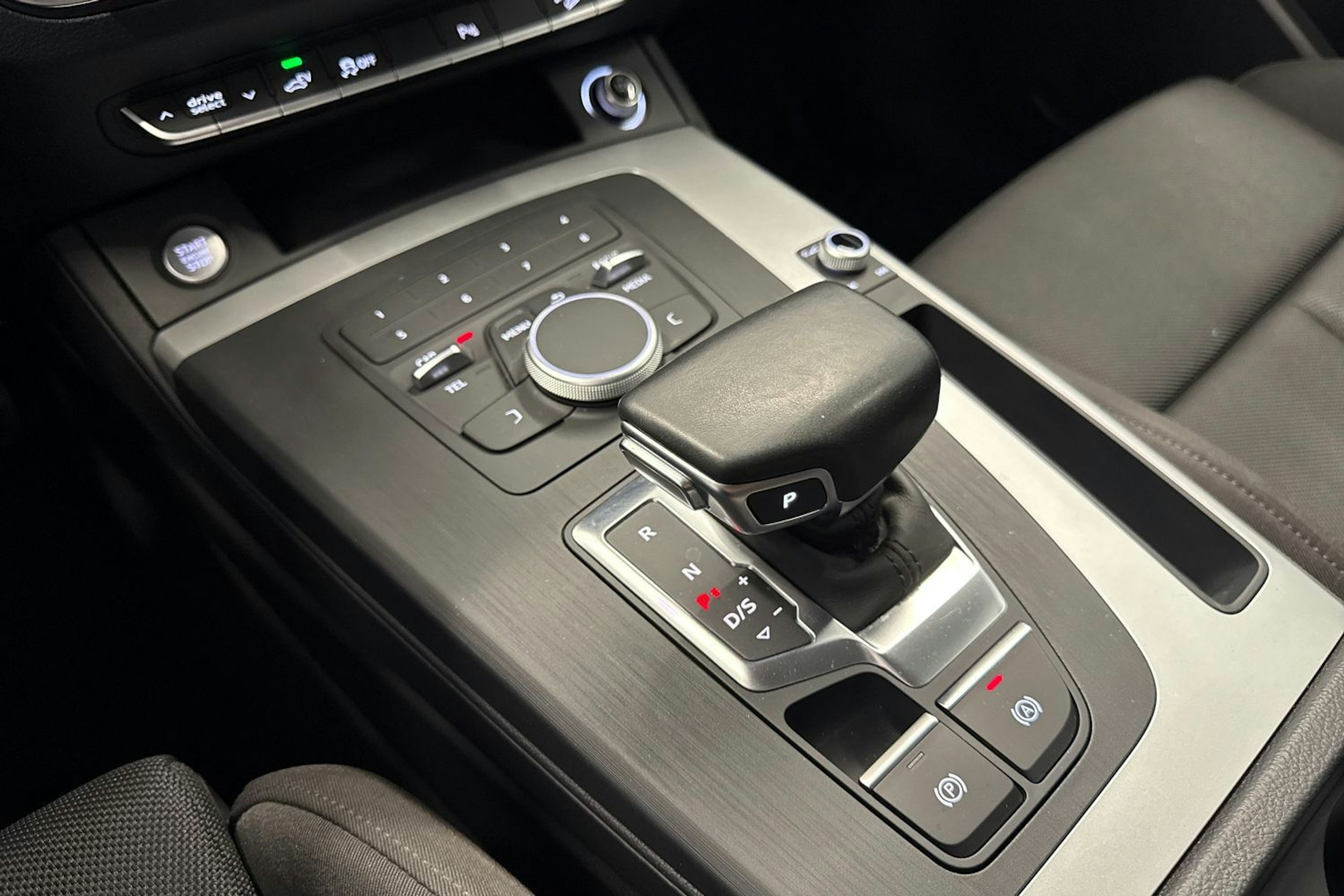 Sininen Audi Q5 2020 kuva 19.