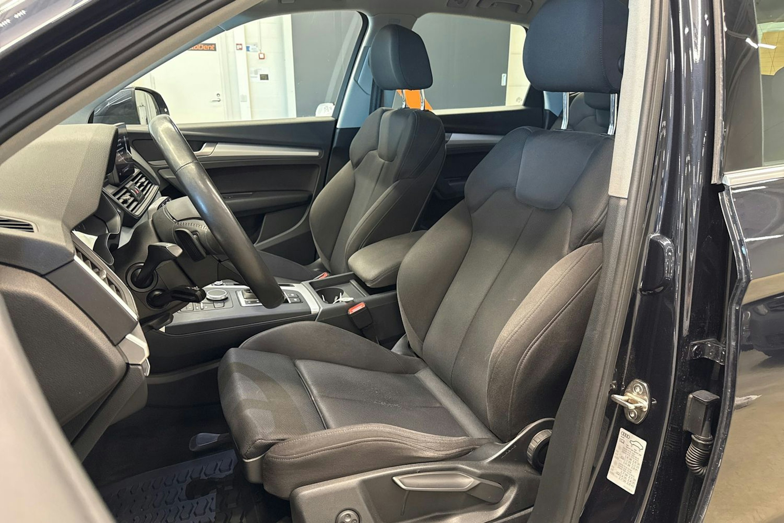 Sininen Audi Q5 2020 kuva 23.