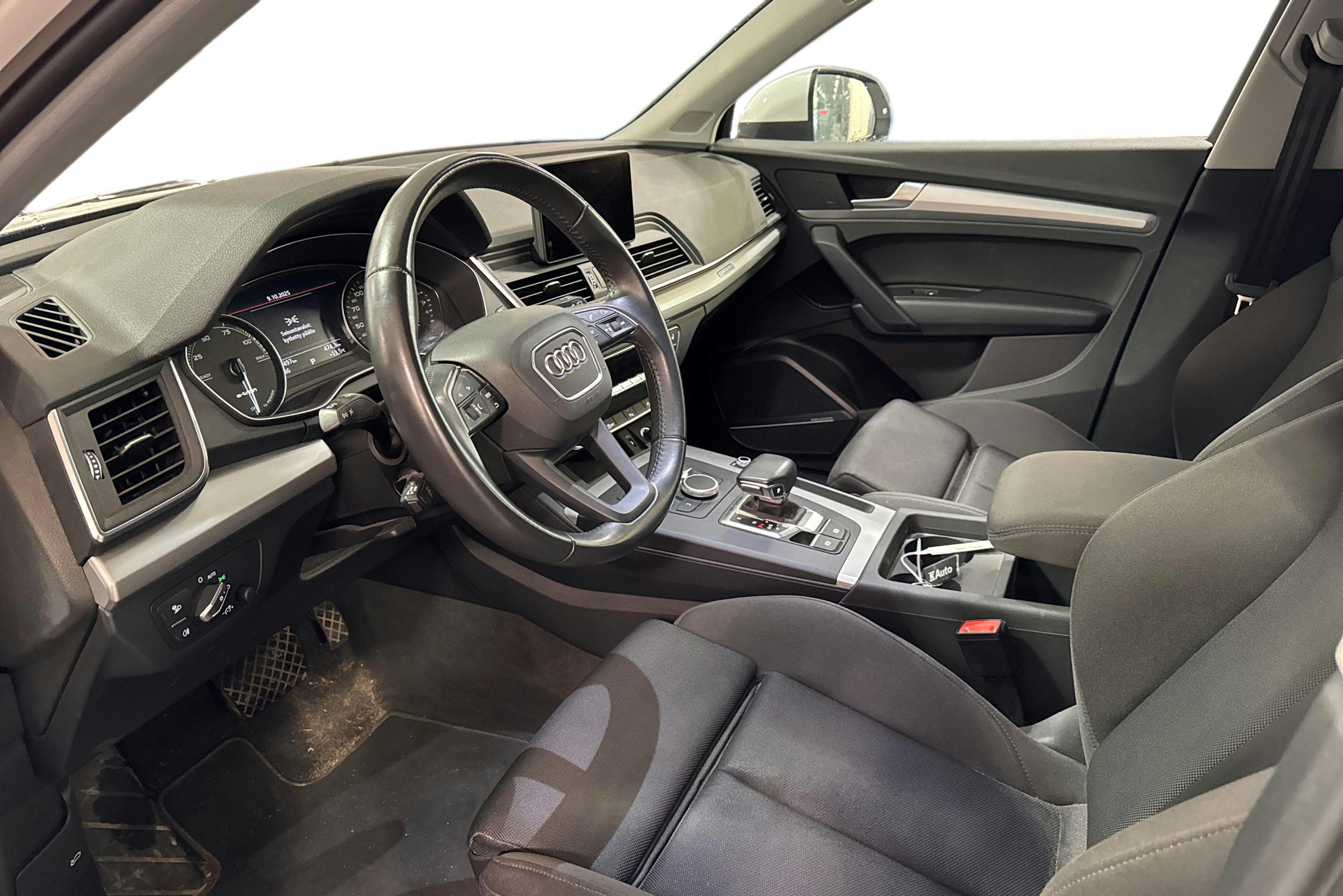 Valkoinen Audi Q5 2020 kuva 3.