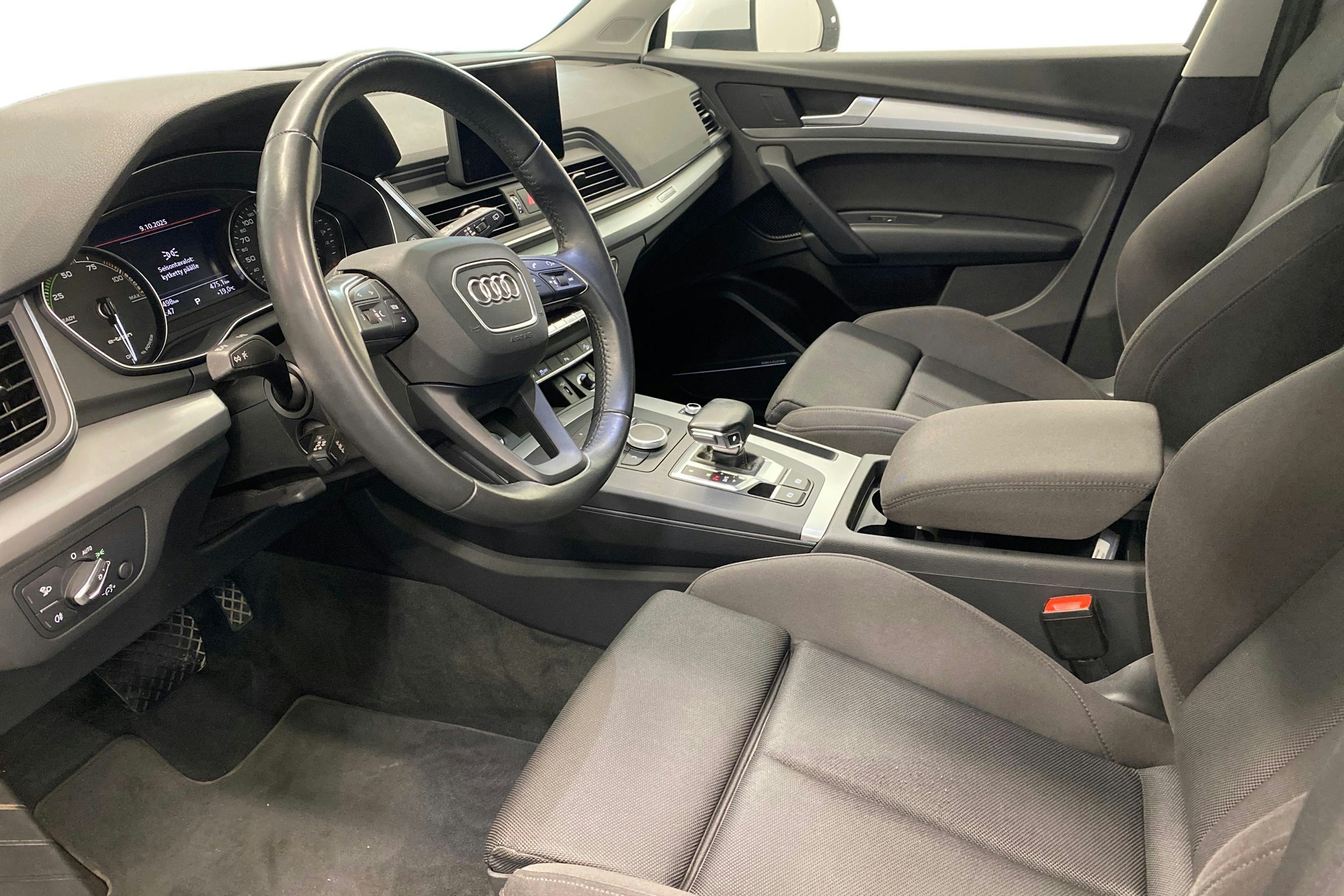 Valkoinen Audi Q5 2020 kuva 6.