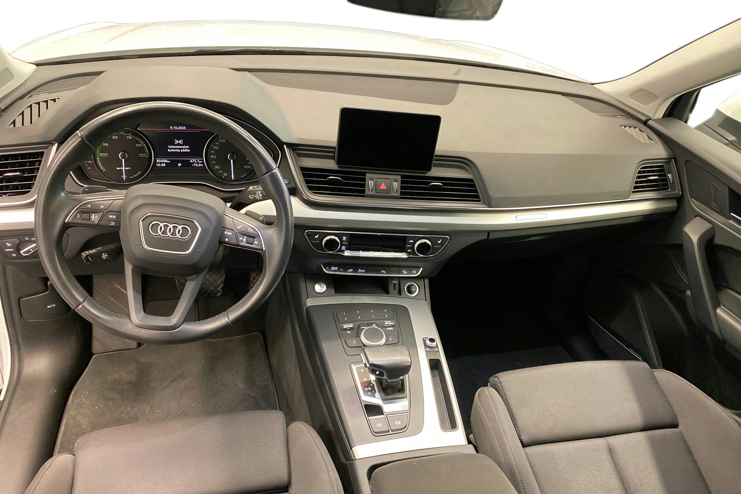 Valkoinen Audi Q5 2020 kuva 7.
