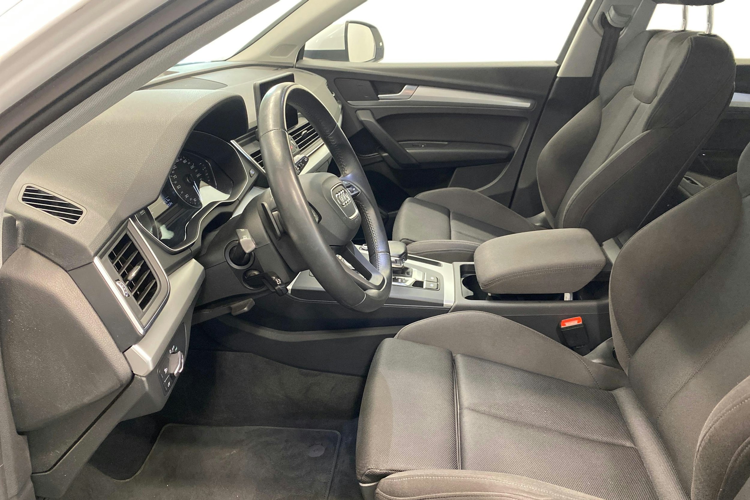 Valkoinen Audi Q5 2020 kuva 8.