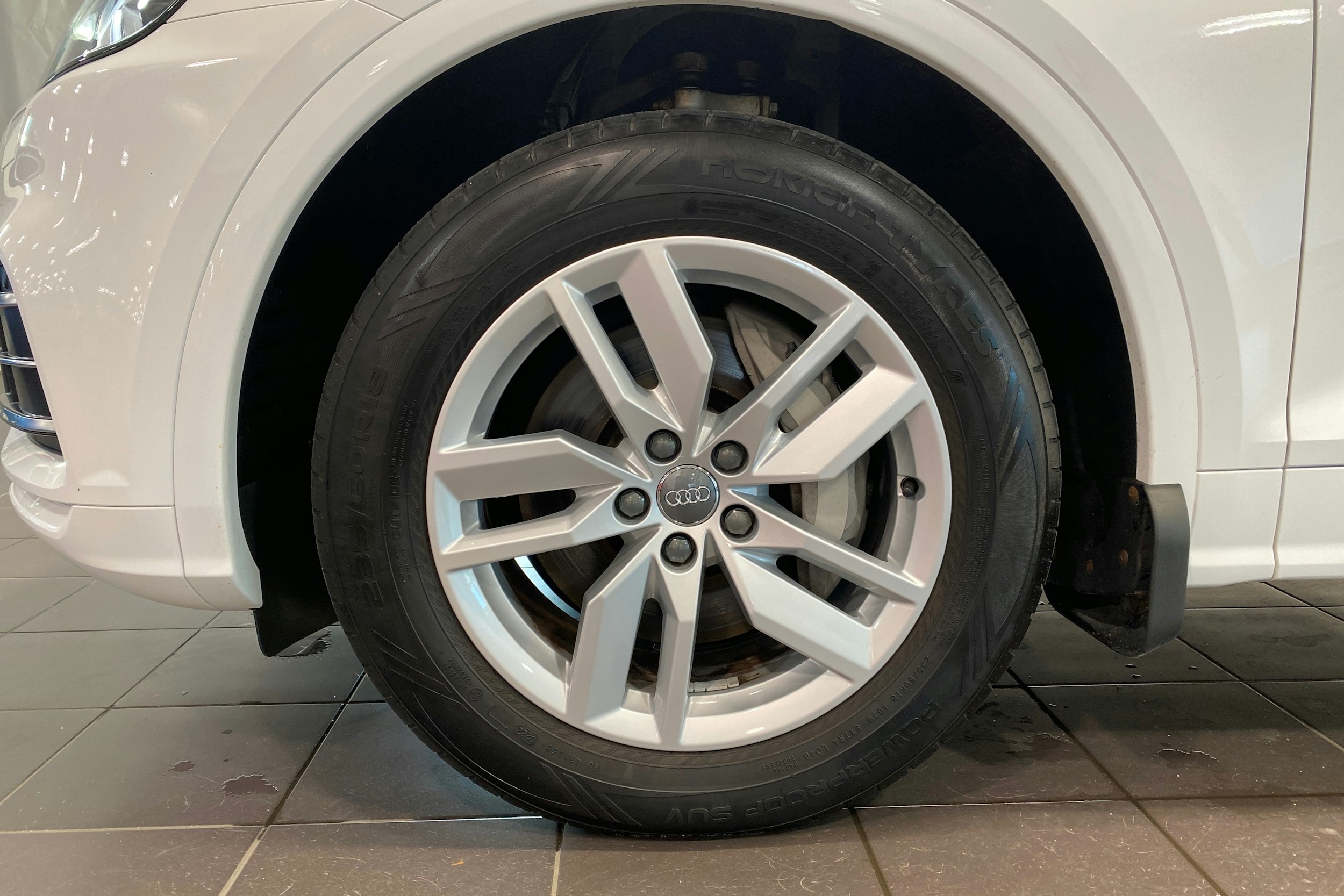 Valkoinen Audi Q5 2020 kuva 9.