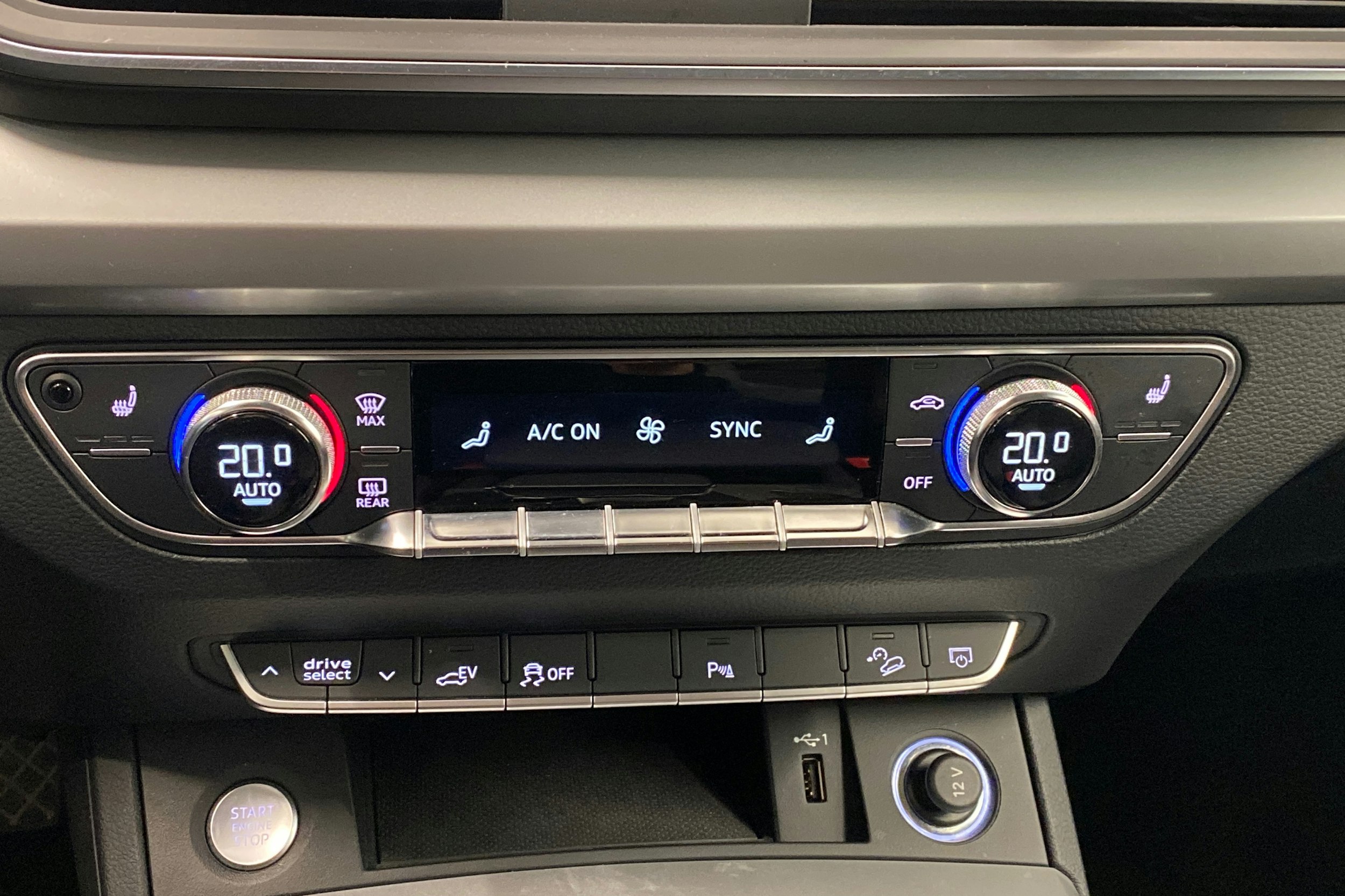 Valkoinen Audi Q5 2020 kuva 12.