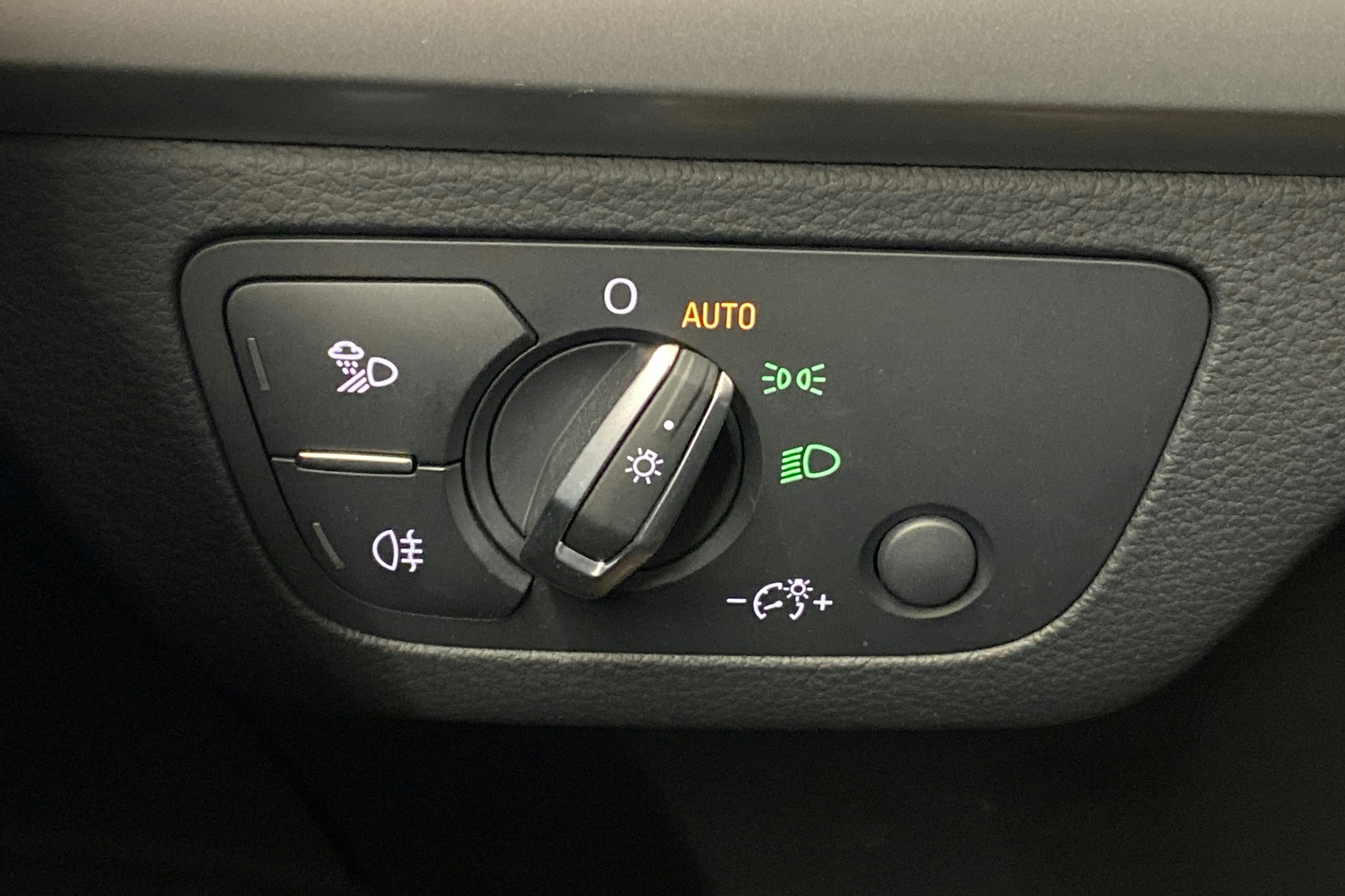 Valkoinen Audi Q5 2020 kuva 14.